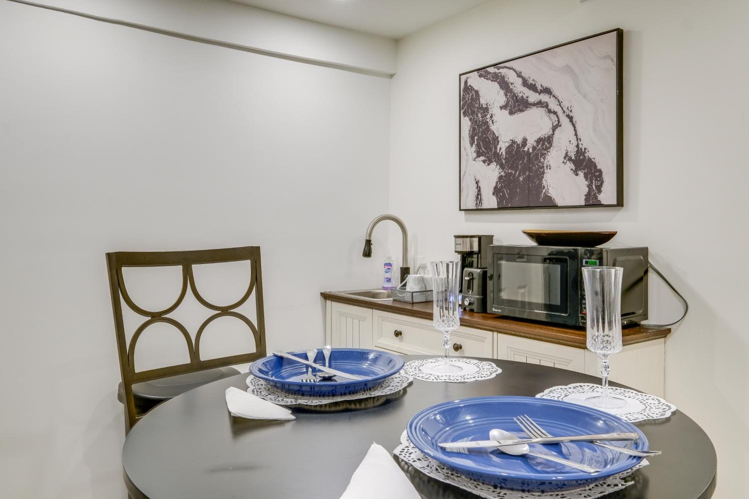 1 Mi to the Metro! Centrally Located Apt Near DC