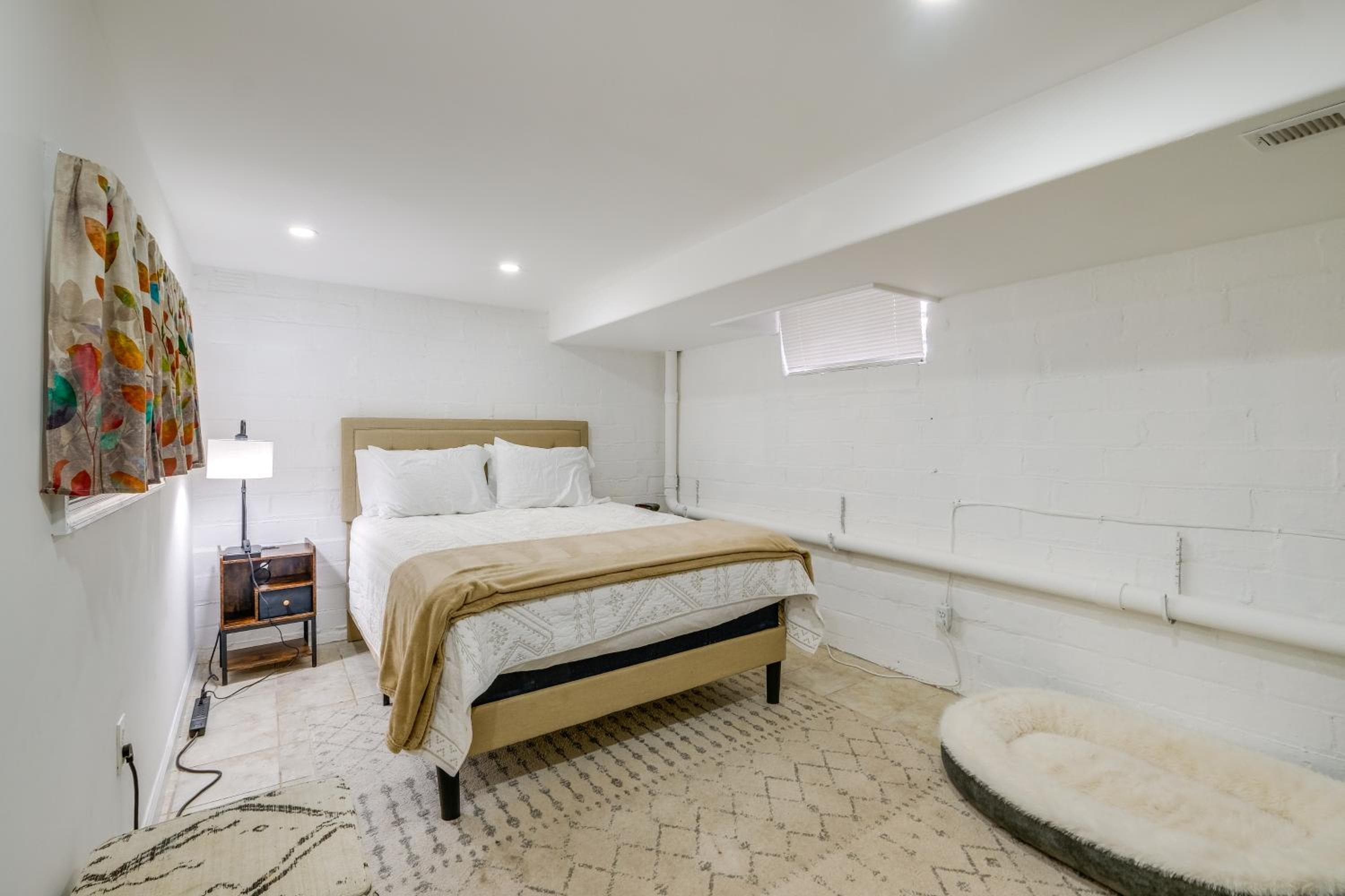 1 Mi to the Metro! Centrally Located Apt Near DC