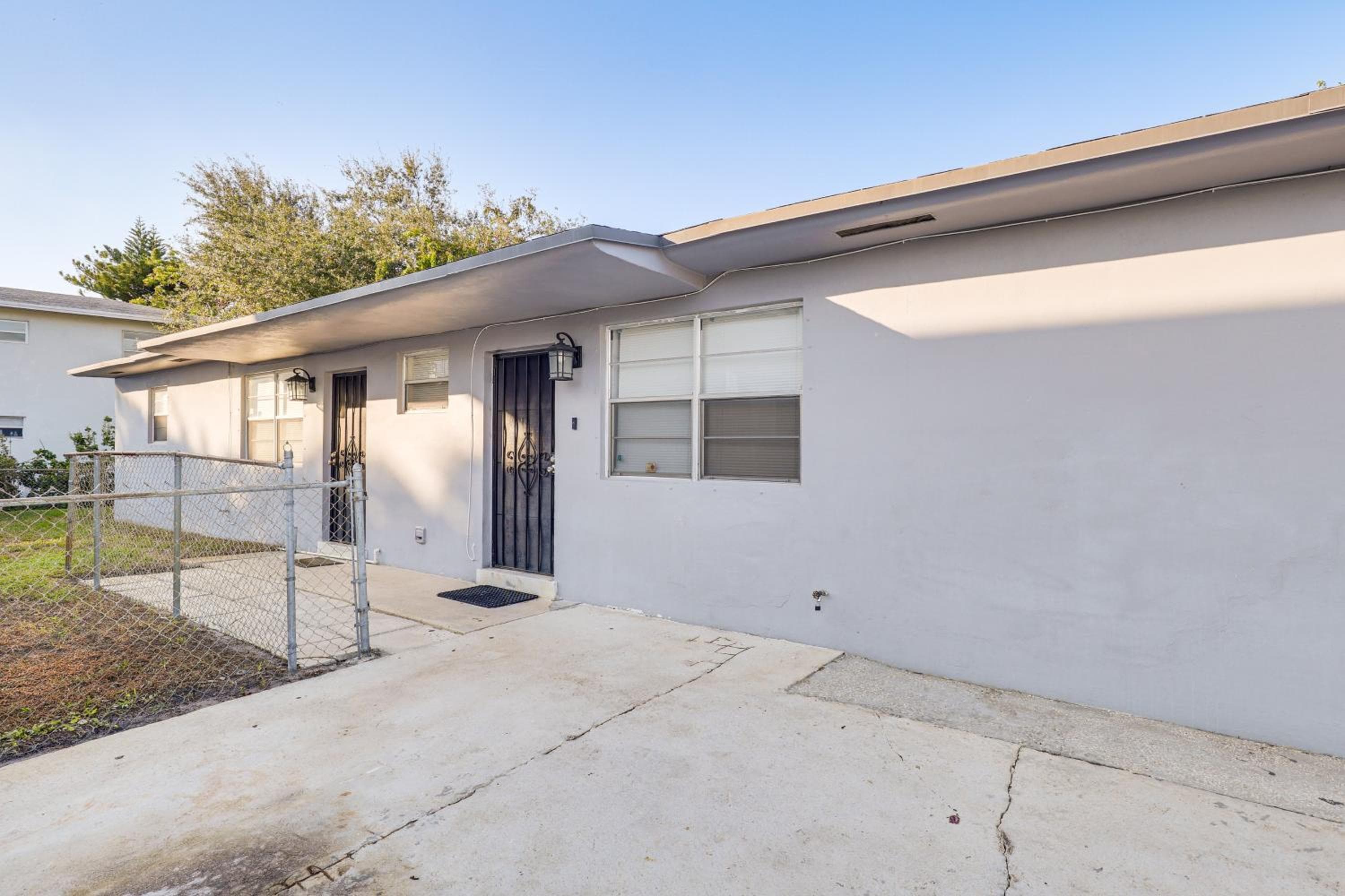 Walk to Shops, Dining & Casino: Dania Beach Home