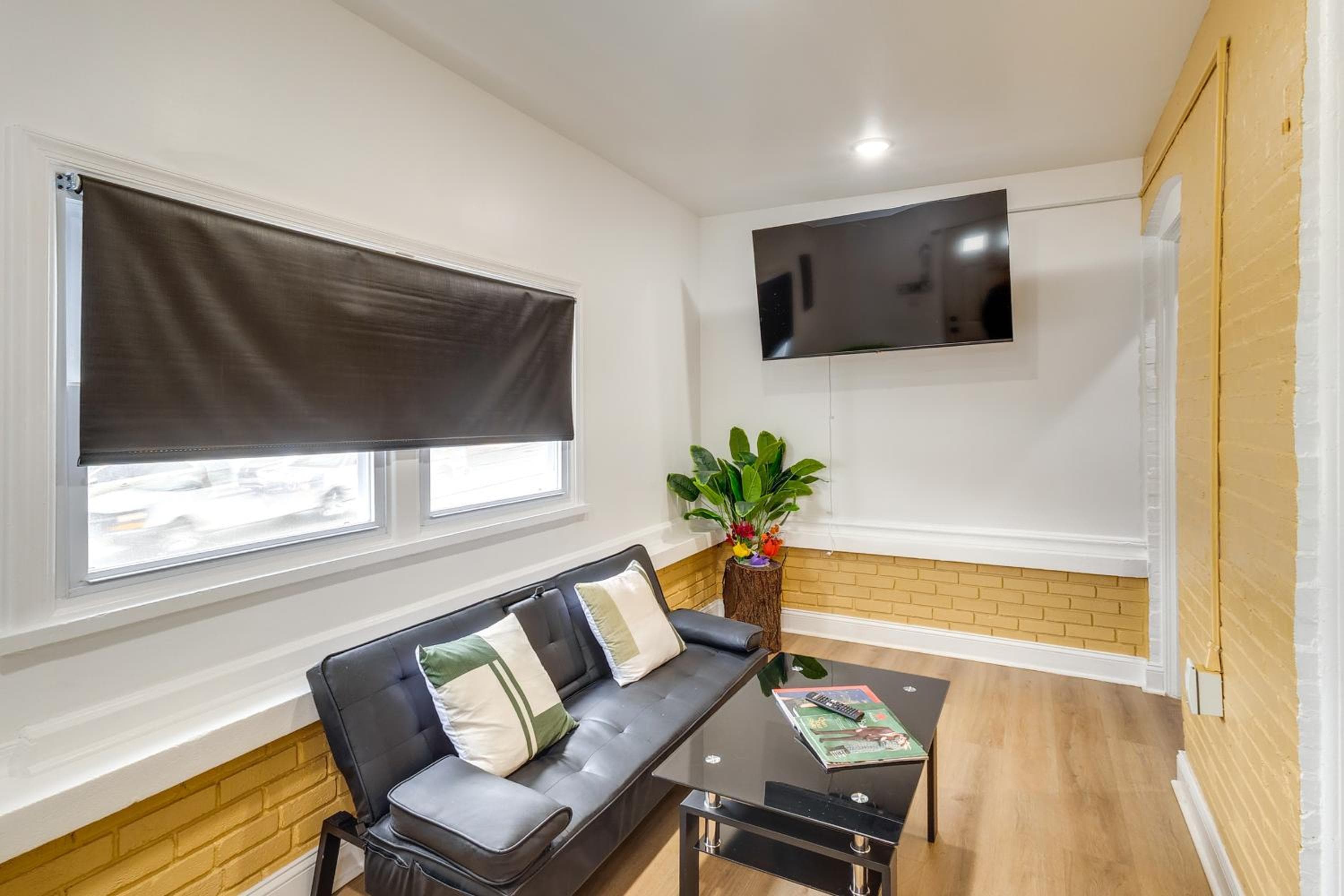 Colorful, Convenient Apt 7 Mi to Lincoln Financial