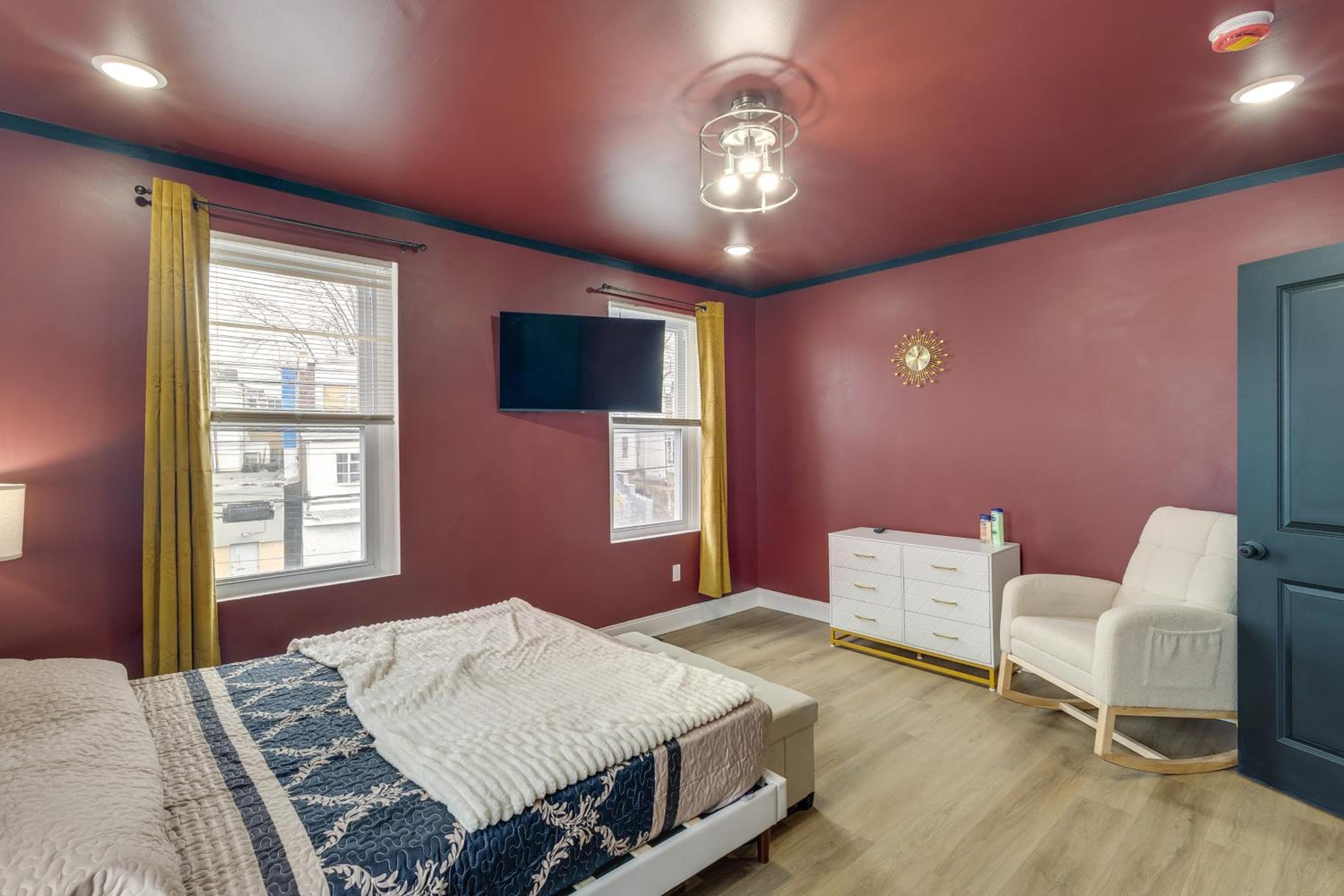 Colorful, Convenient Apt 7 Mi to Lincoln Financial