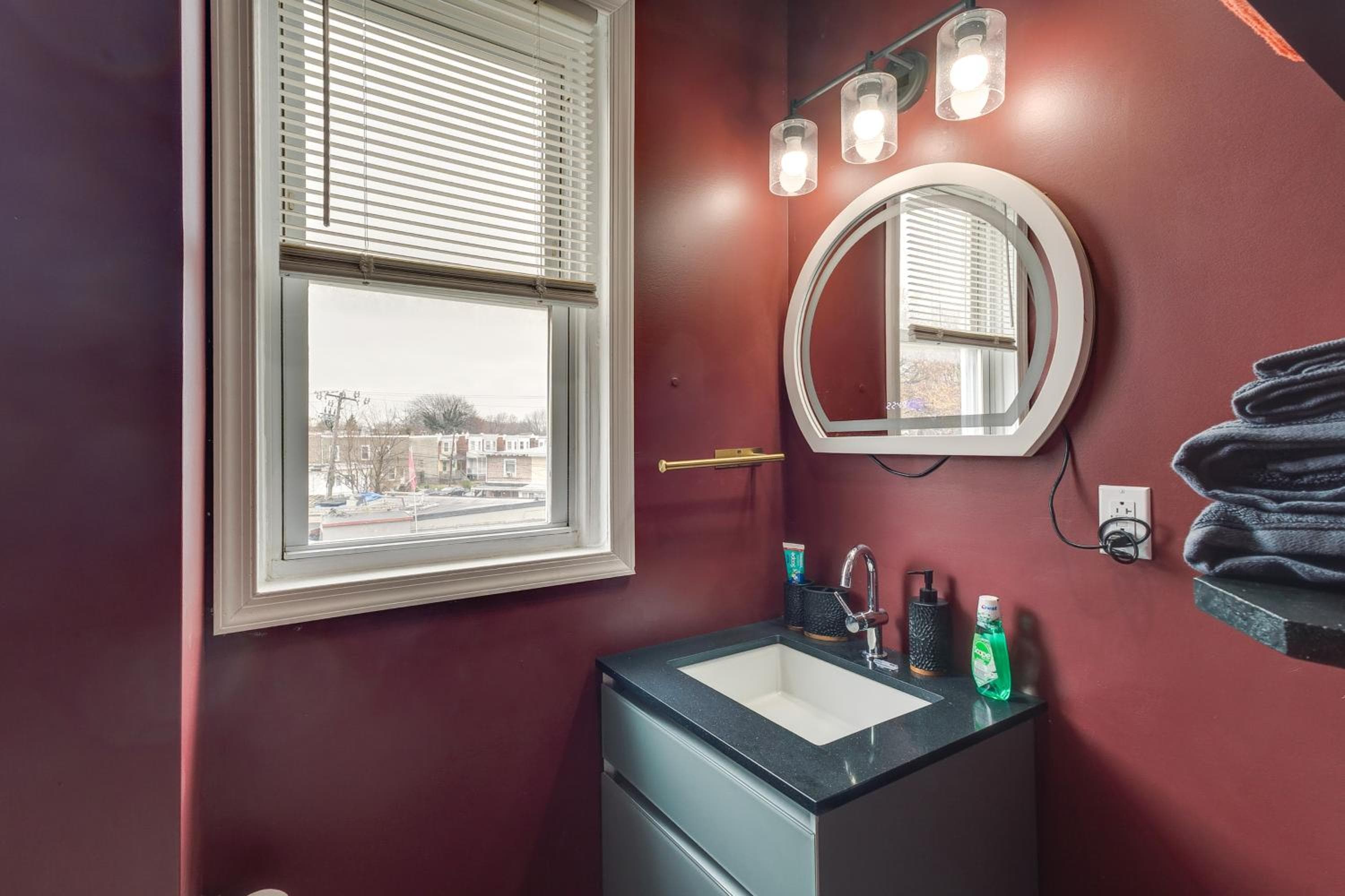 Colorful, Convenient Apt 7 Mi to Lincoln Financial