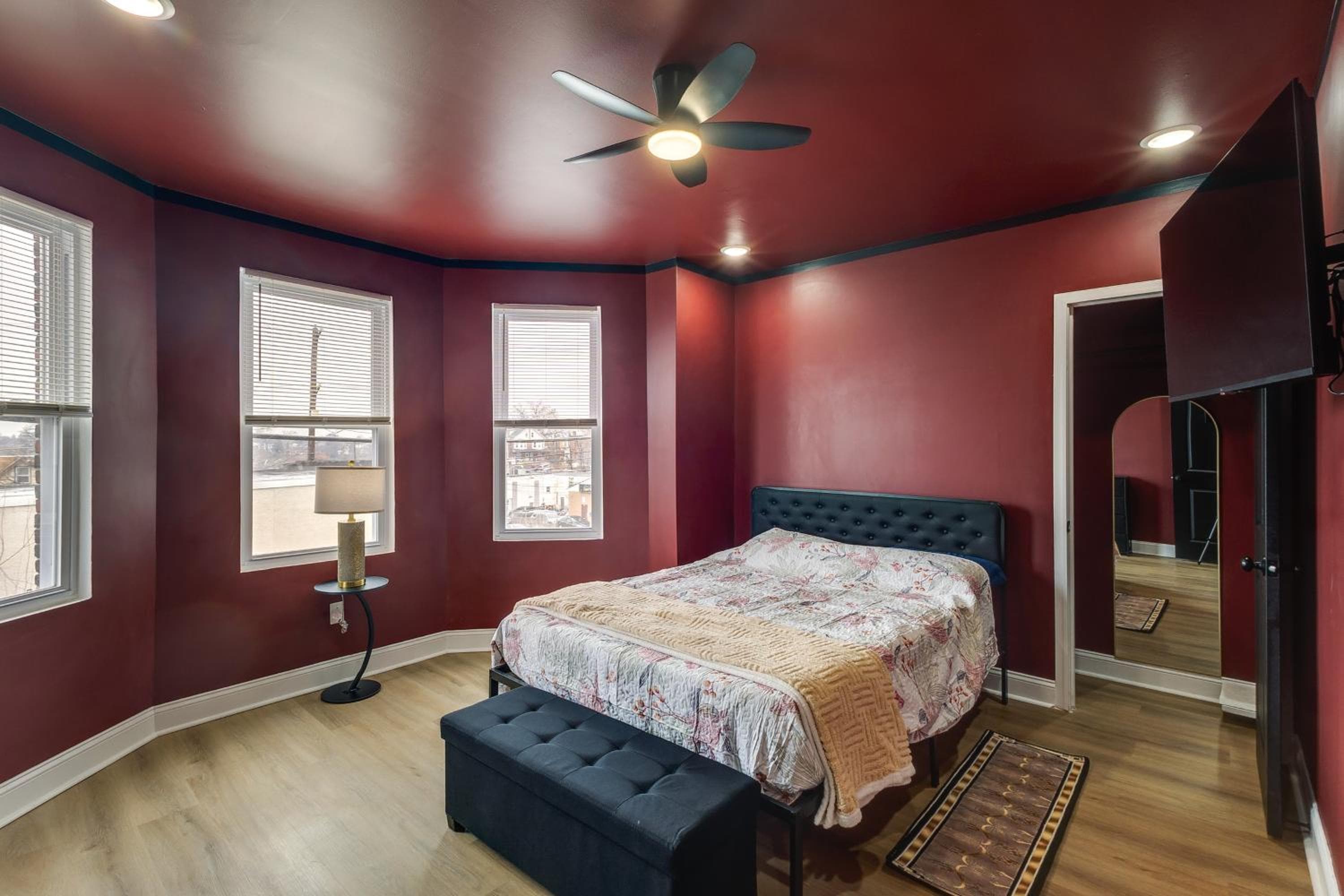 Colorful, Convenient Apt 7 Mi to Lincoln Financial