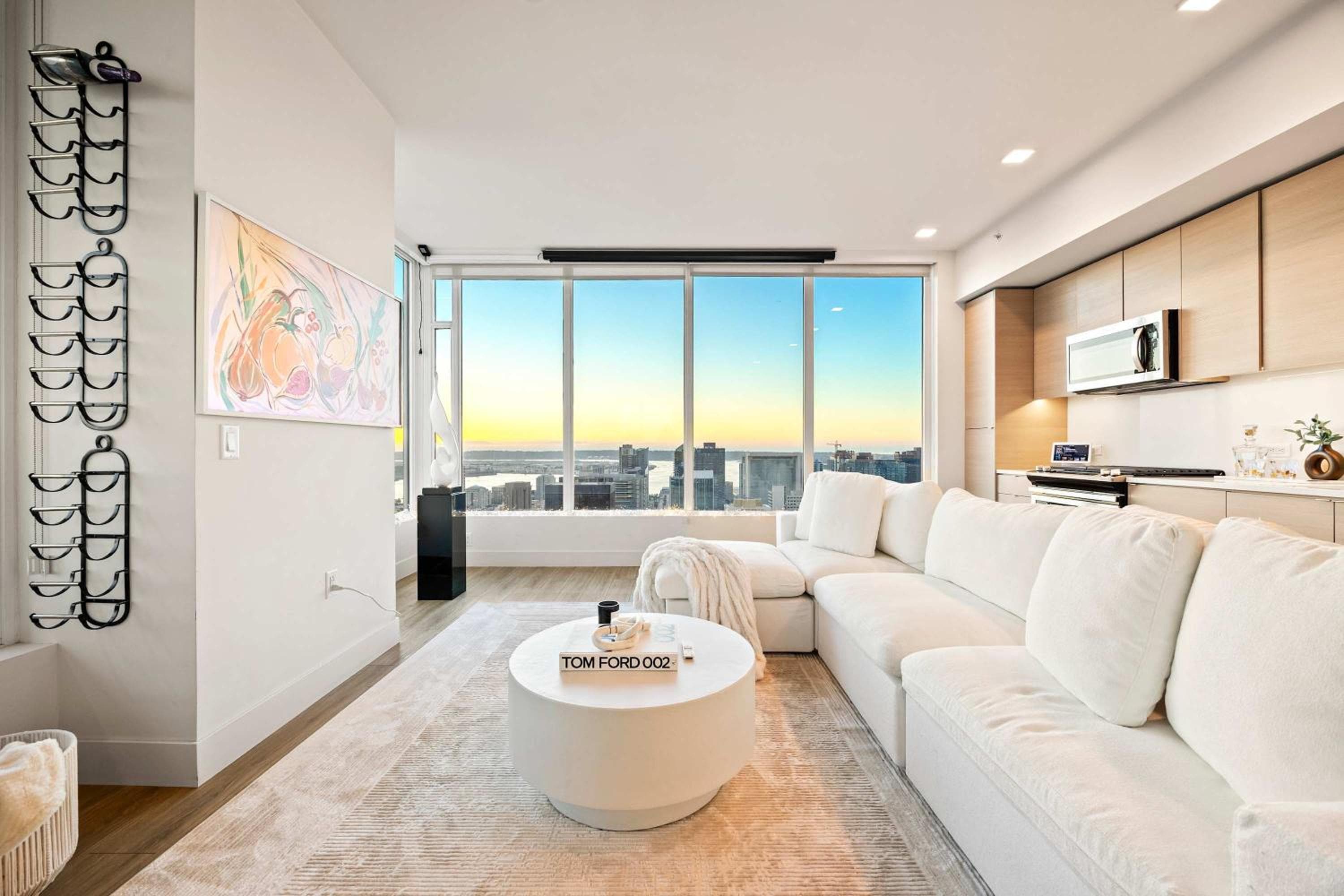 Luxury 39th-Floor Sky Residence, Ocean Views