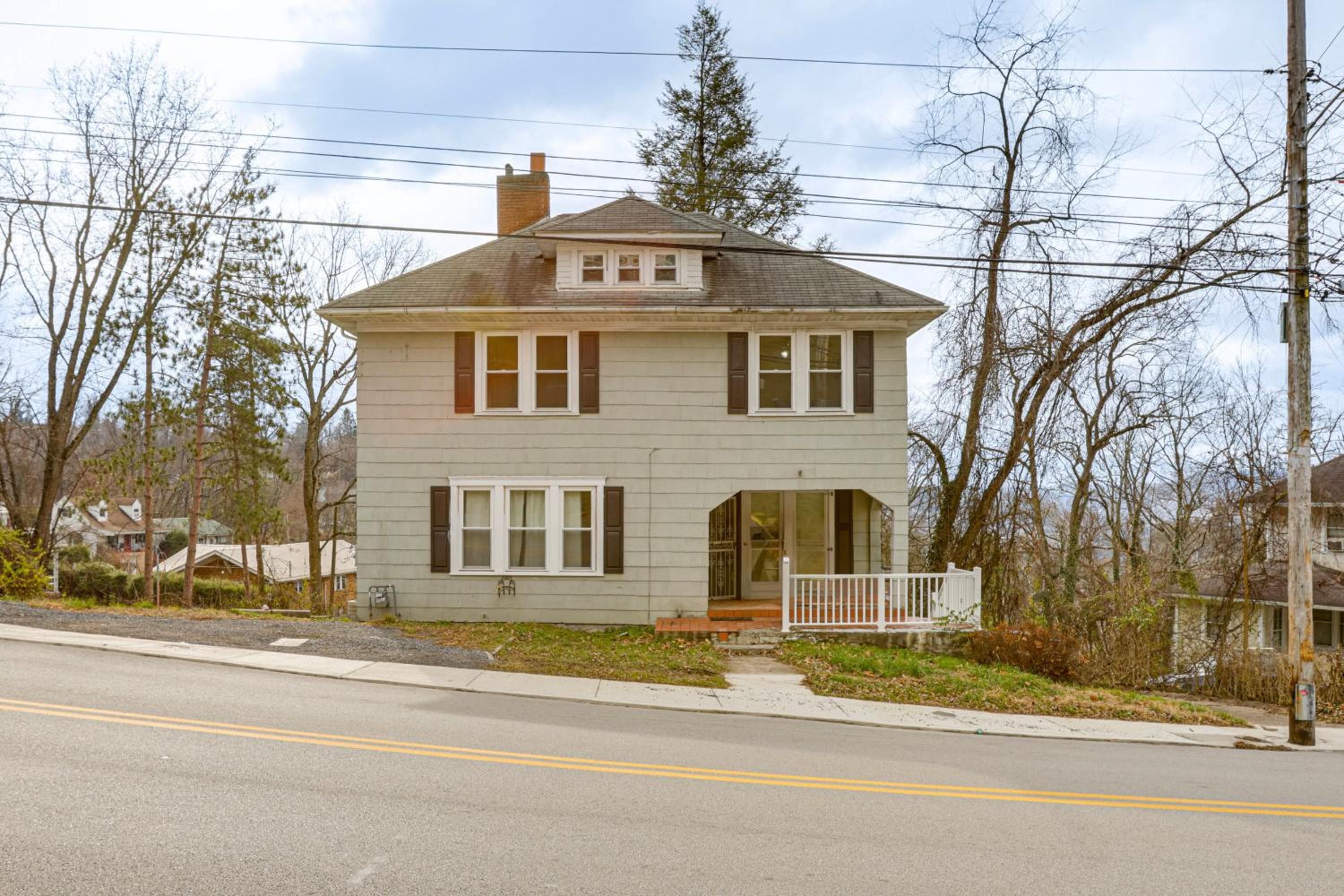 Near University Ave! Pet-Friendly 3BR w/ Foosball!