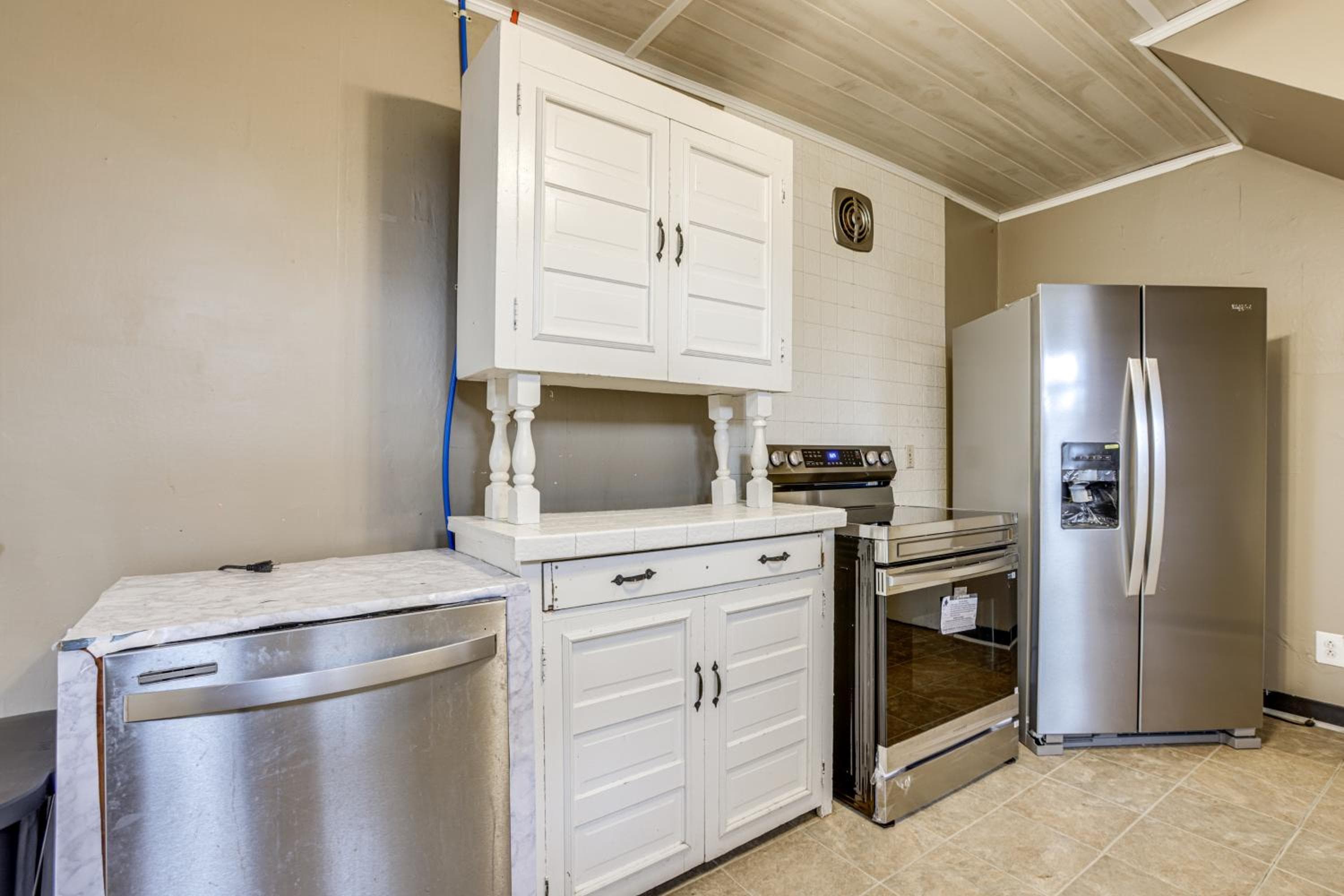 Near University Ave! Pet-Friendly 3BR w/ Foosball!