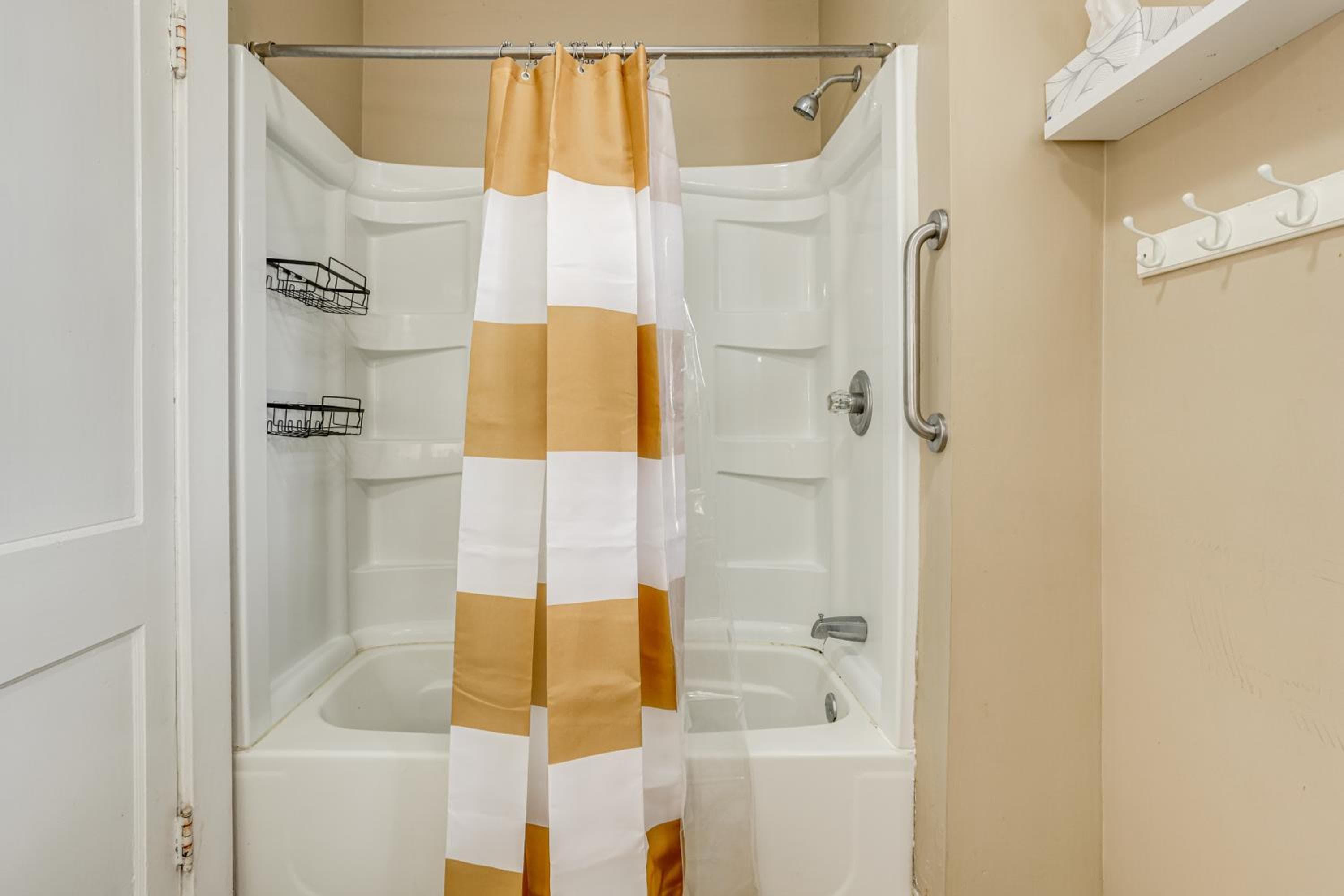 Near University Ave! Pet-Friendly 3BR w/ Foosball!