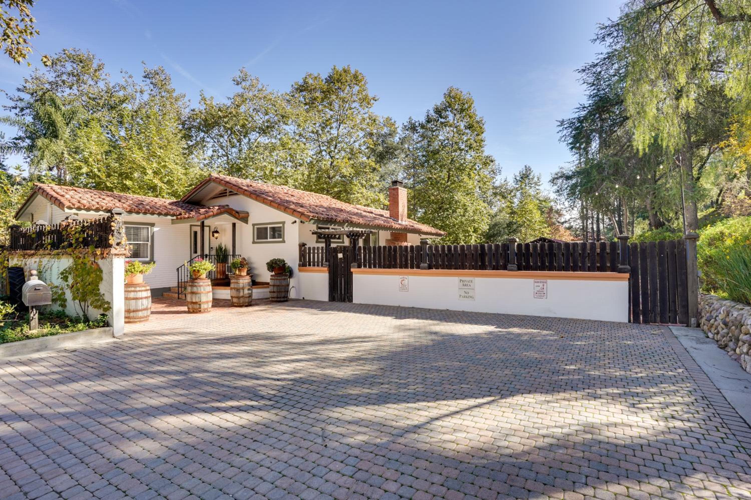 Spacious Courtyard & Spanish Charm: Silverado Home