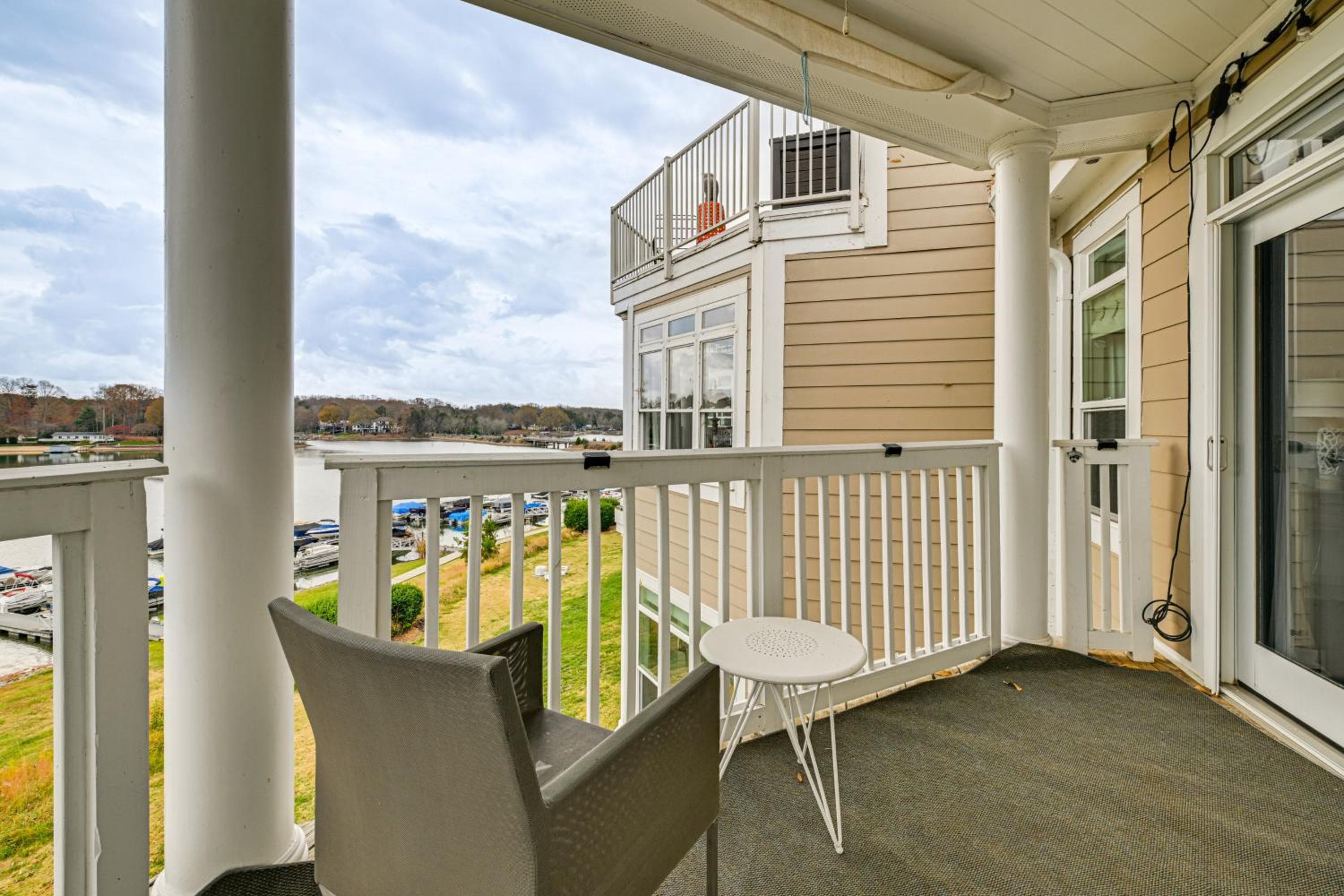 Condo w/ Deck: Waterfront Lake Norman Retreat!