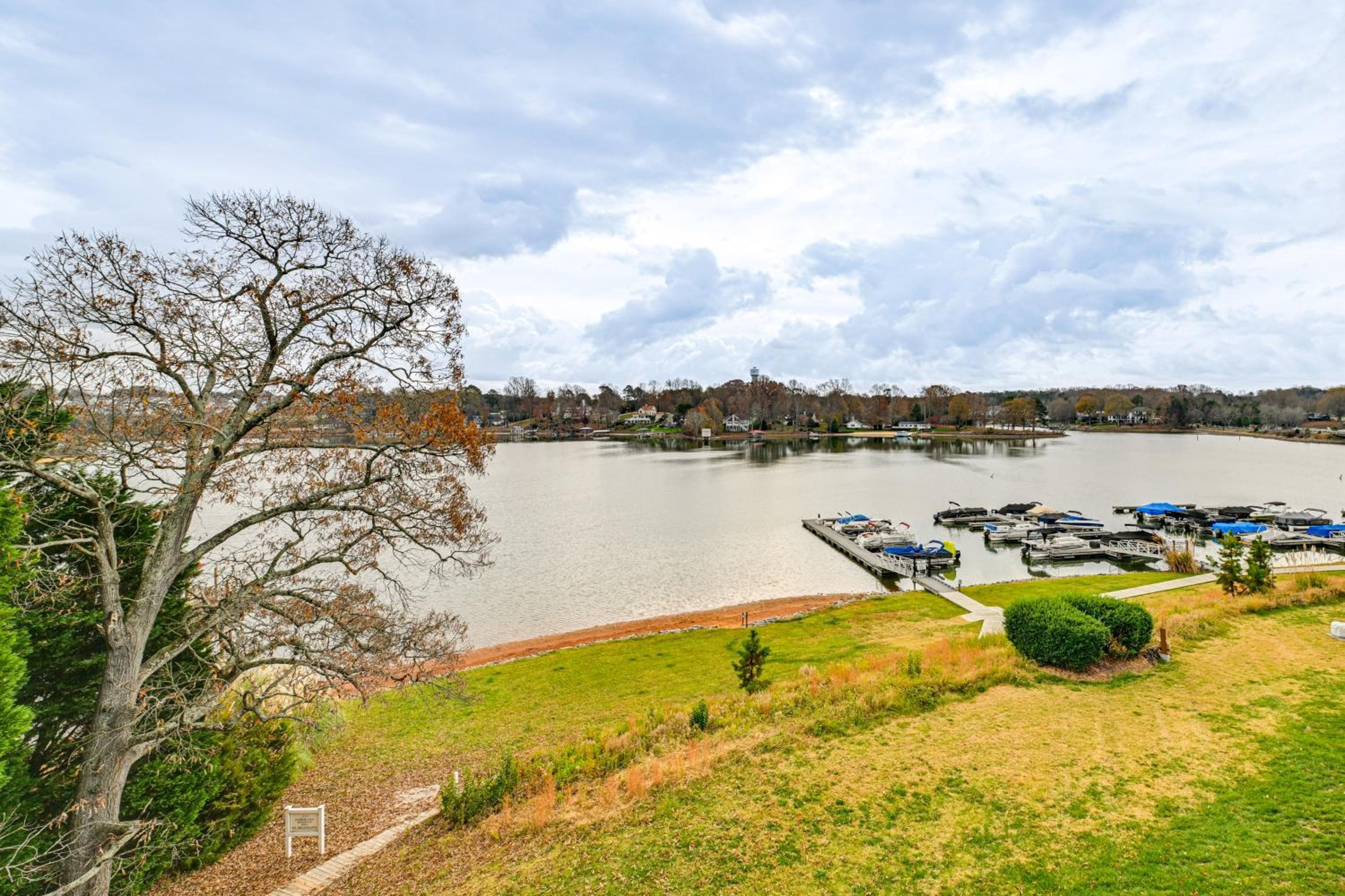 Condo w/ Deck: Waterfront Lake Norman Retreat!