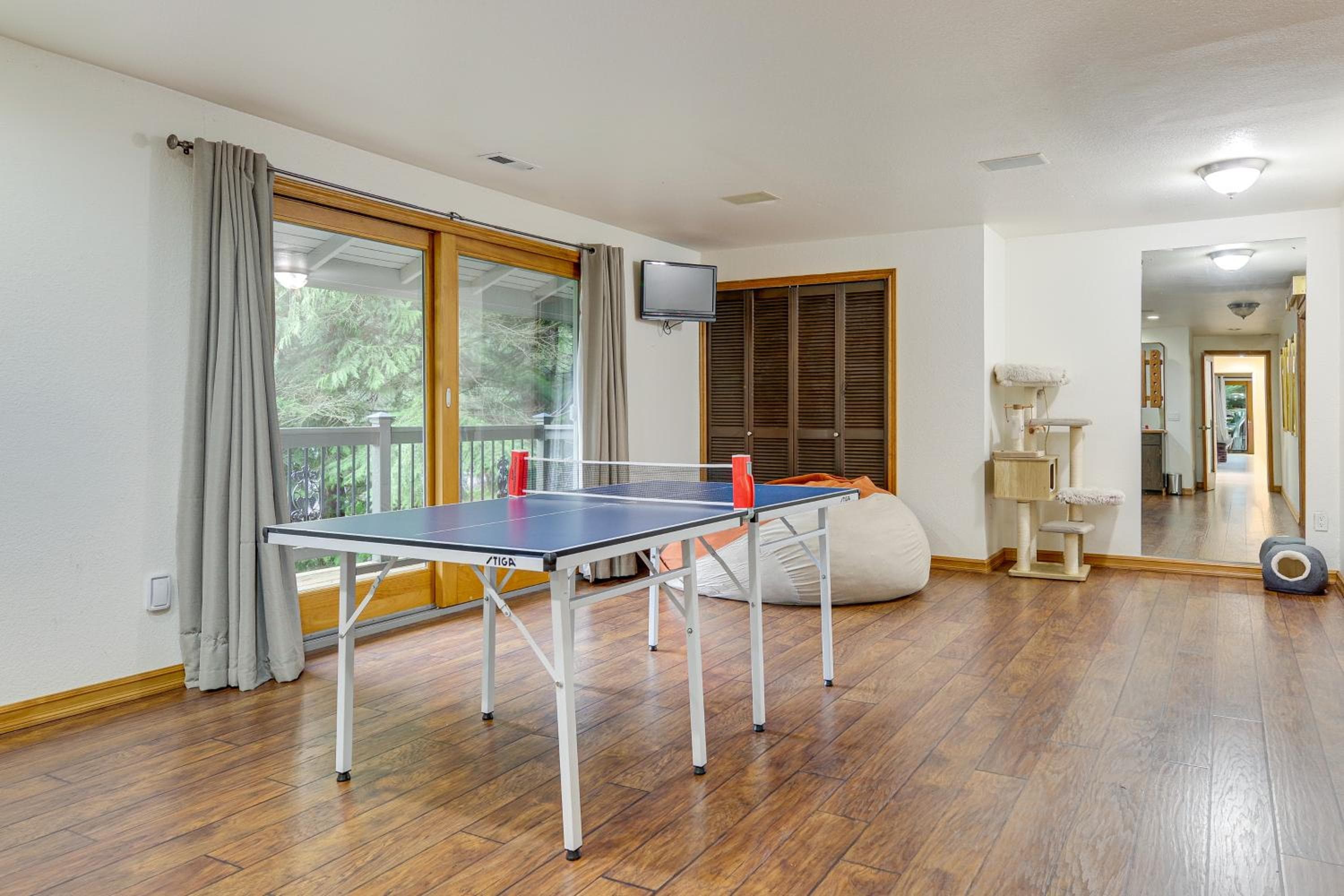 Lake-View Woodinville Retreat w/ Hot Tub + Theater