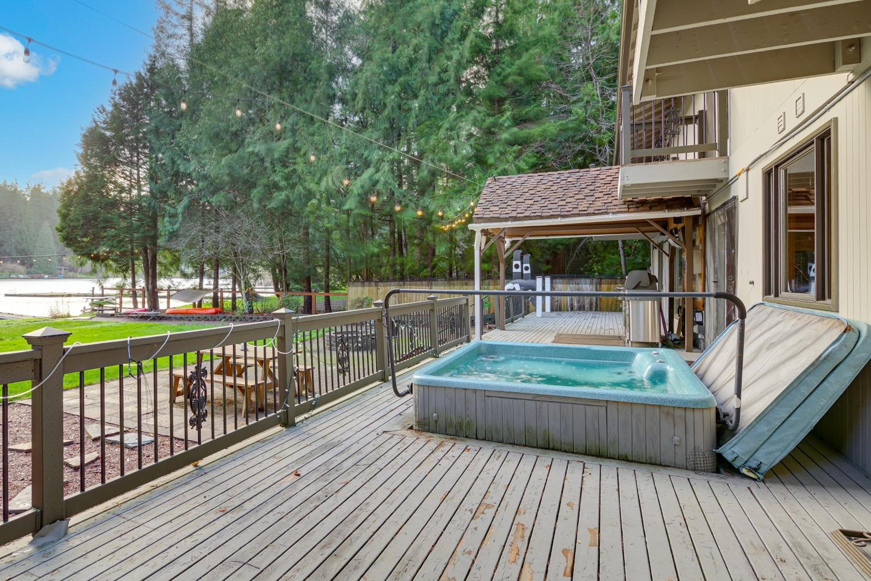 Lake-View Woodinville Retreat w/ Hot Tub + Theater