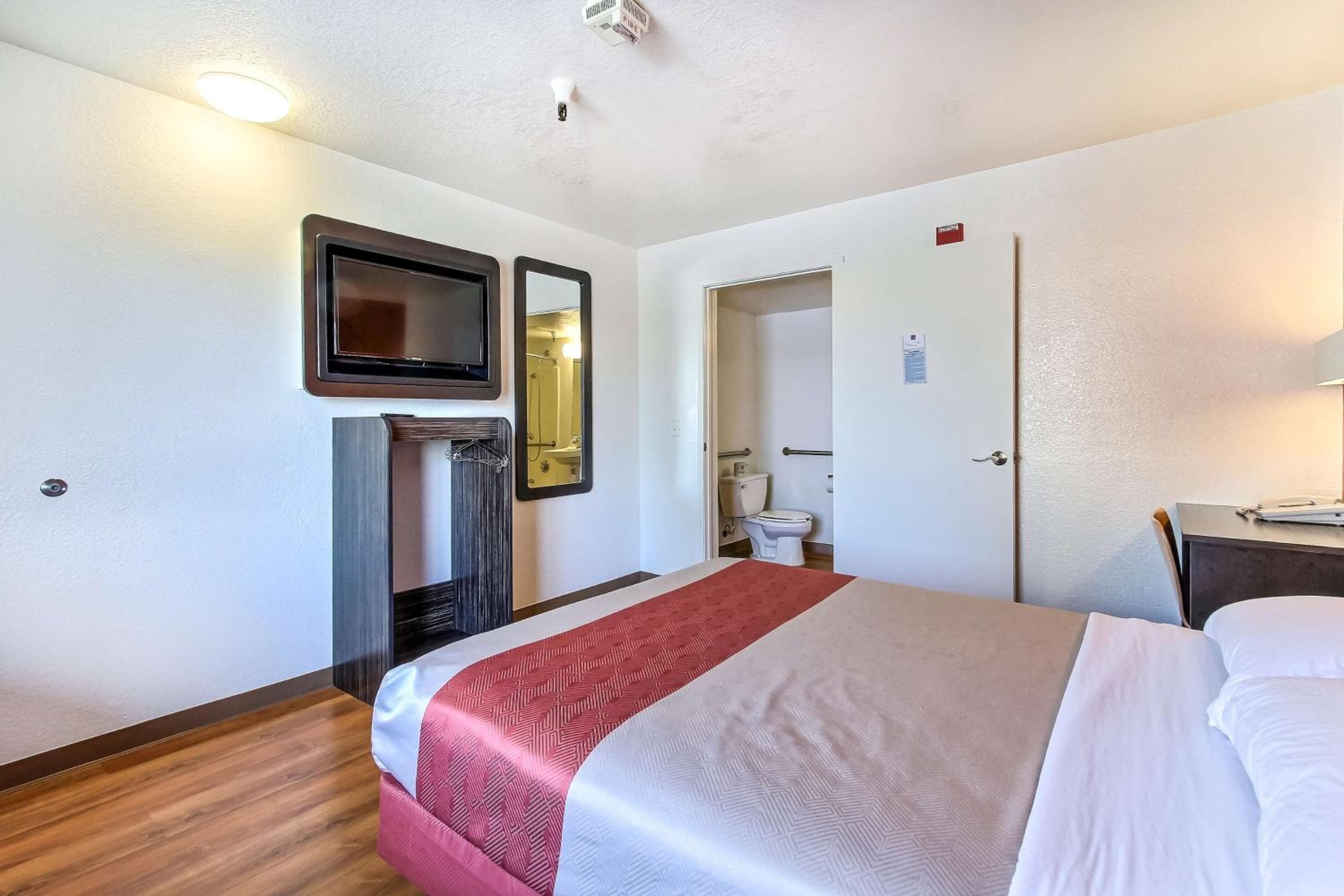 Hotel B5 -Watsonville