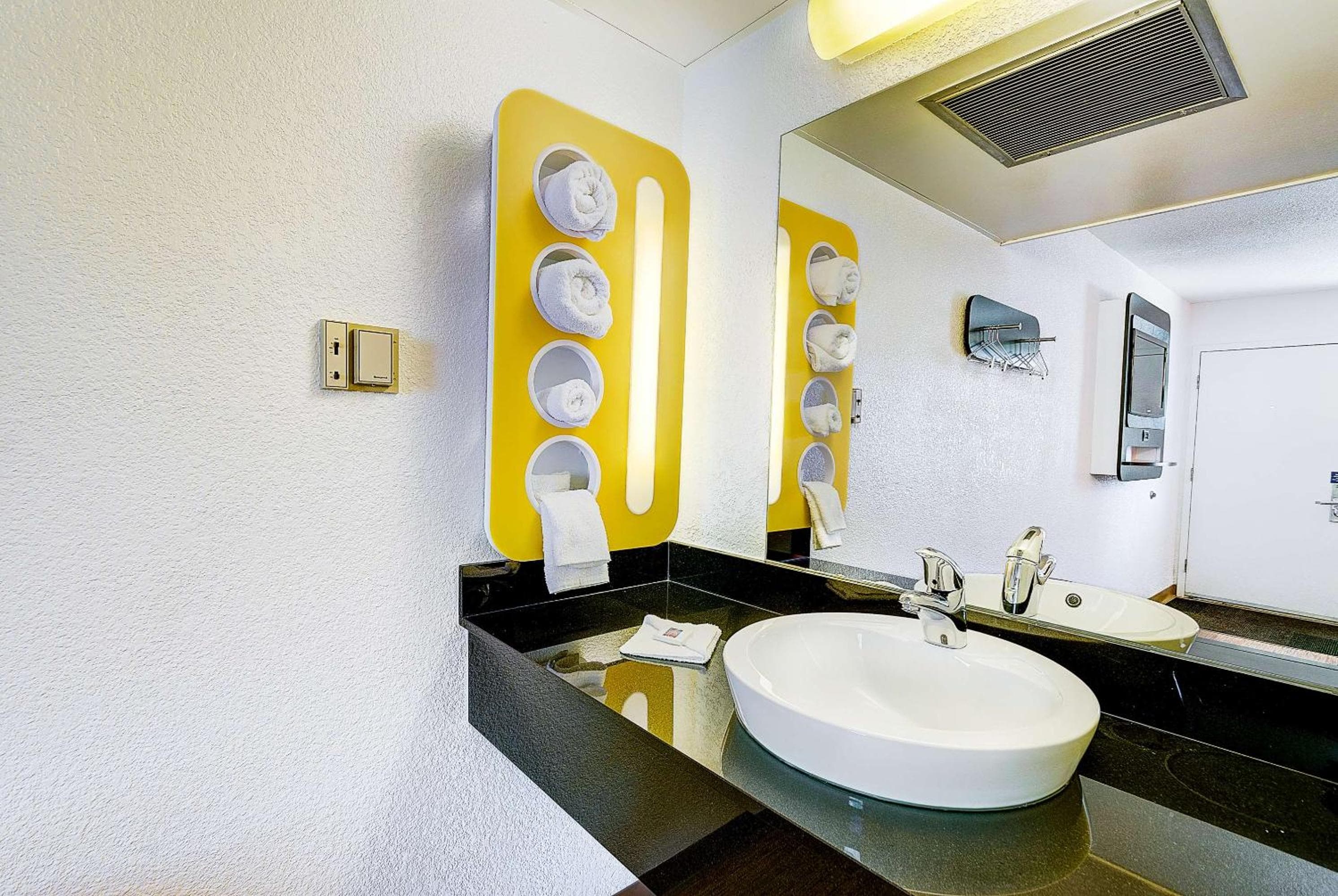 Motel 6 Thornton