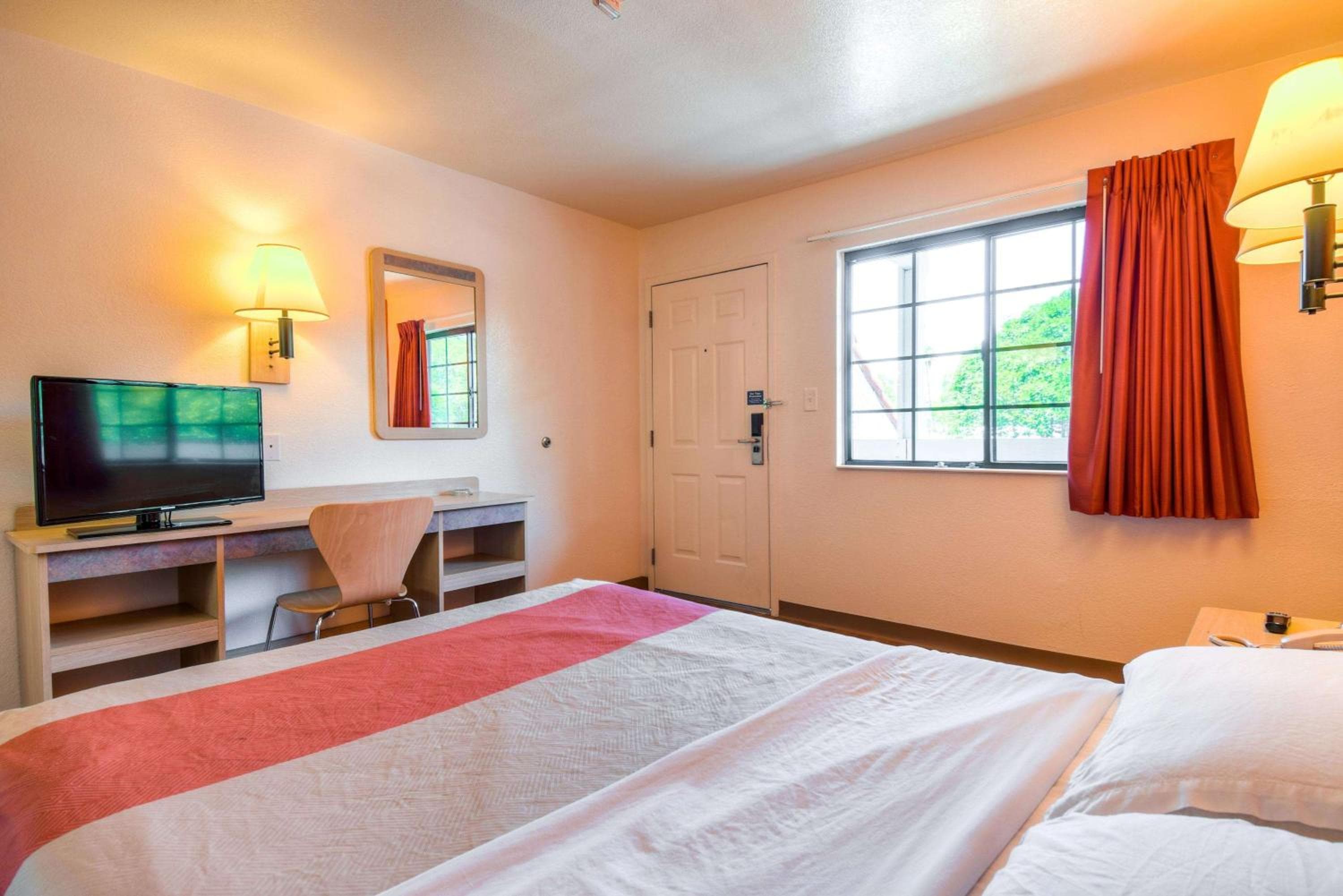 Motel 6-Pomona, CA - Los Angeles