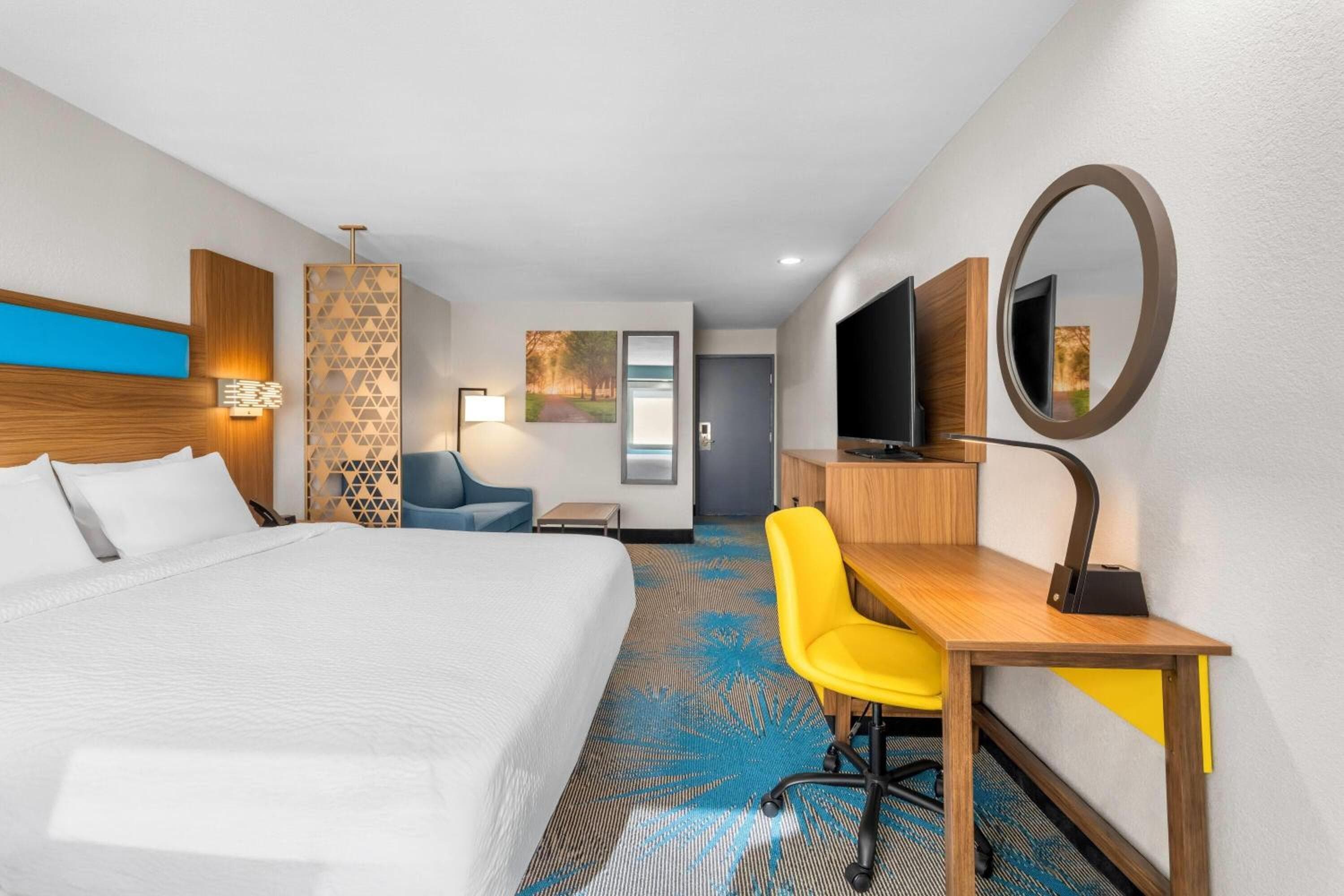 Days Inn & Suites by Wyndham Brandon Amphitheater