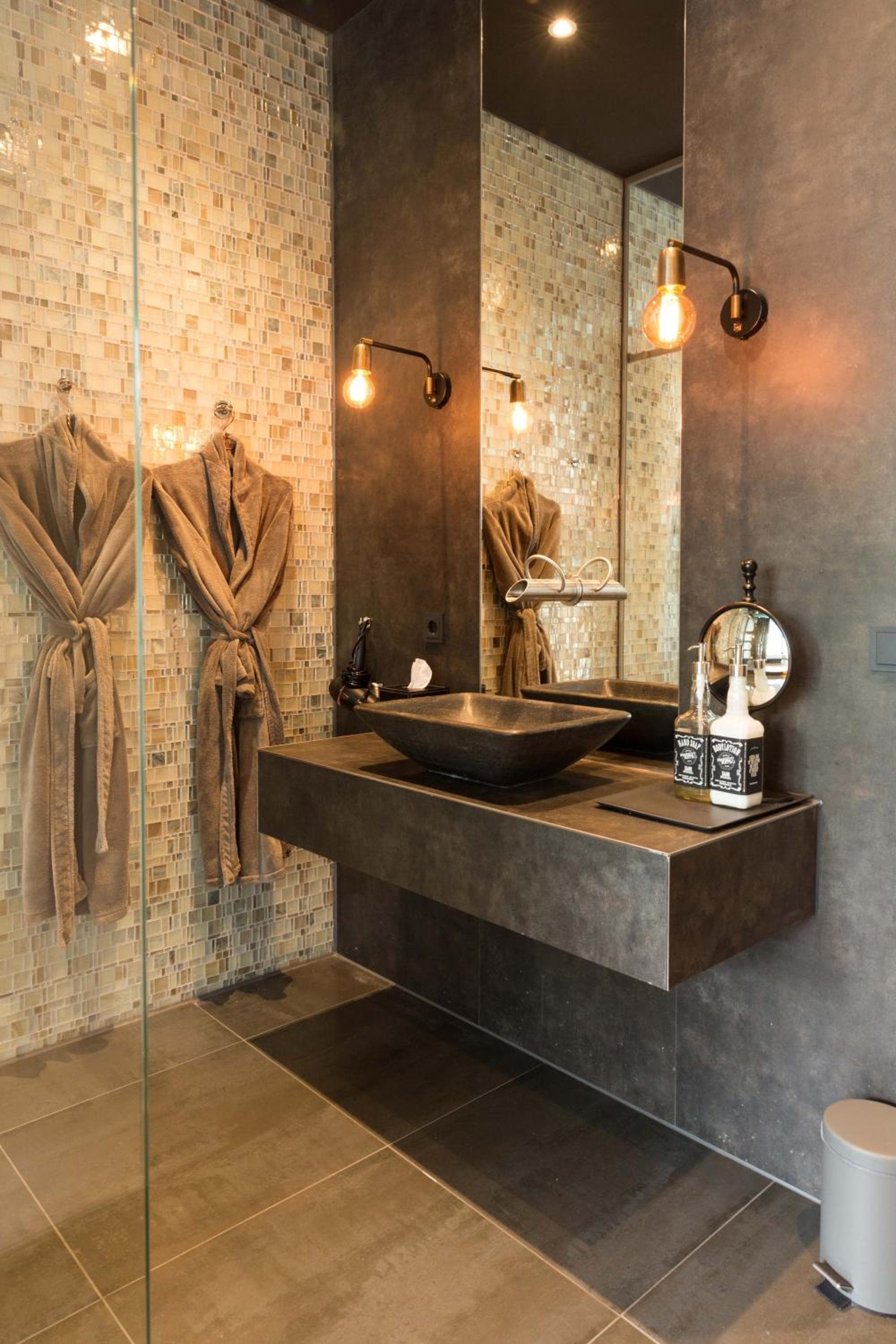 Manzo's Suites