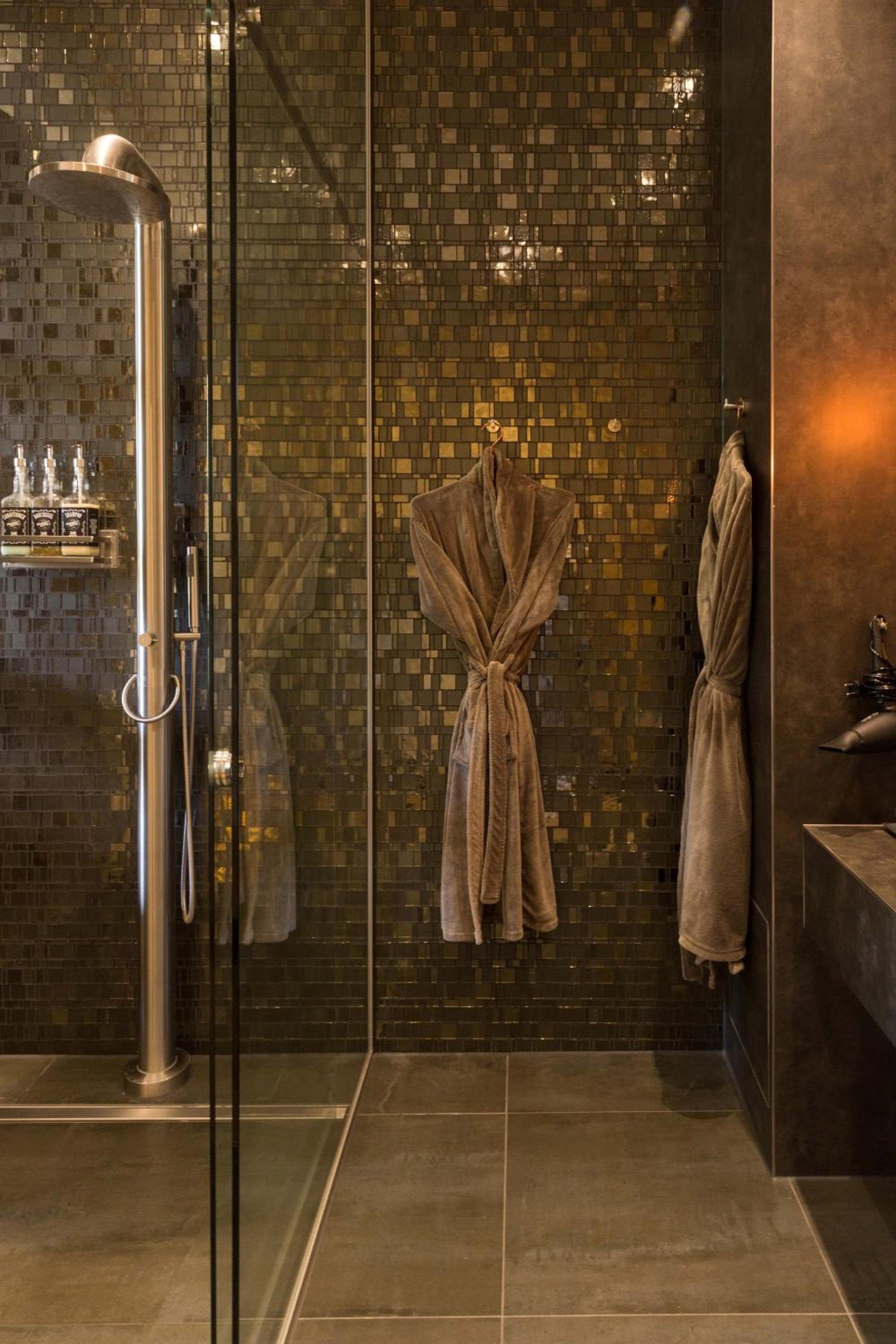 Manzo's Suites