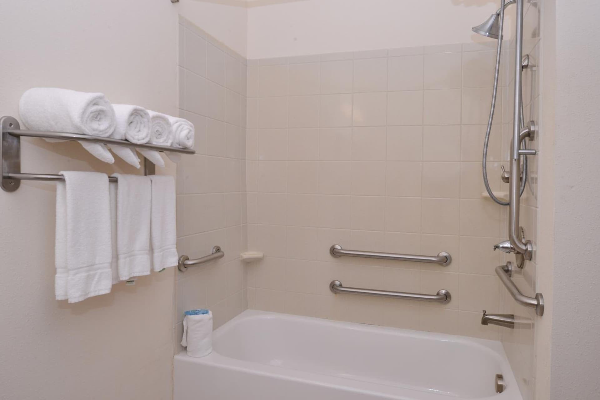 Holiday Inn Express & Suites Washington - Meadow Lands by IHG
