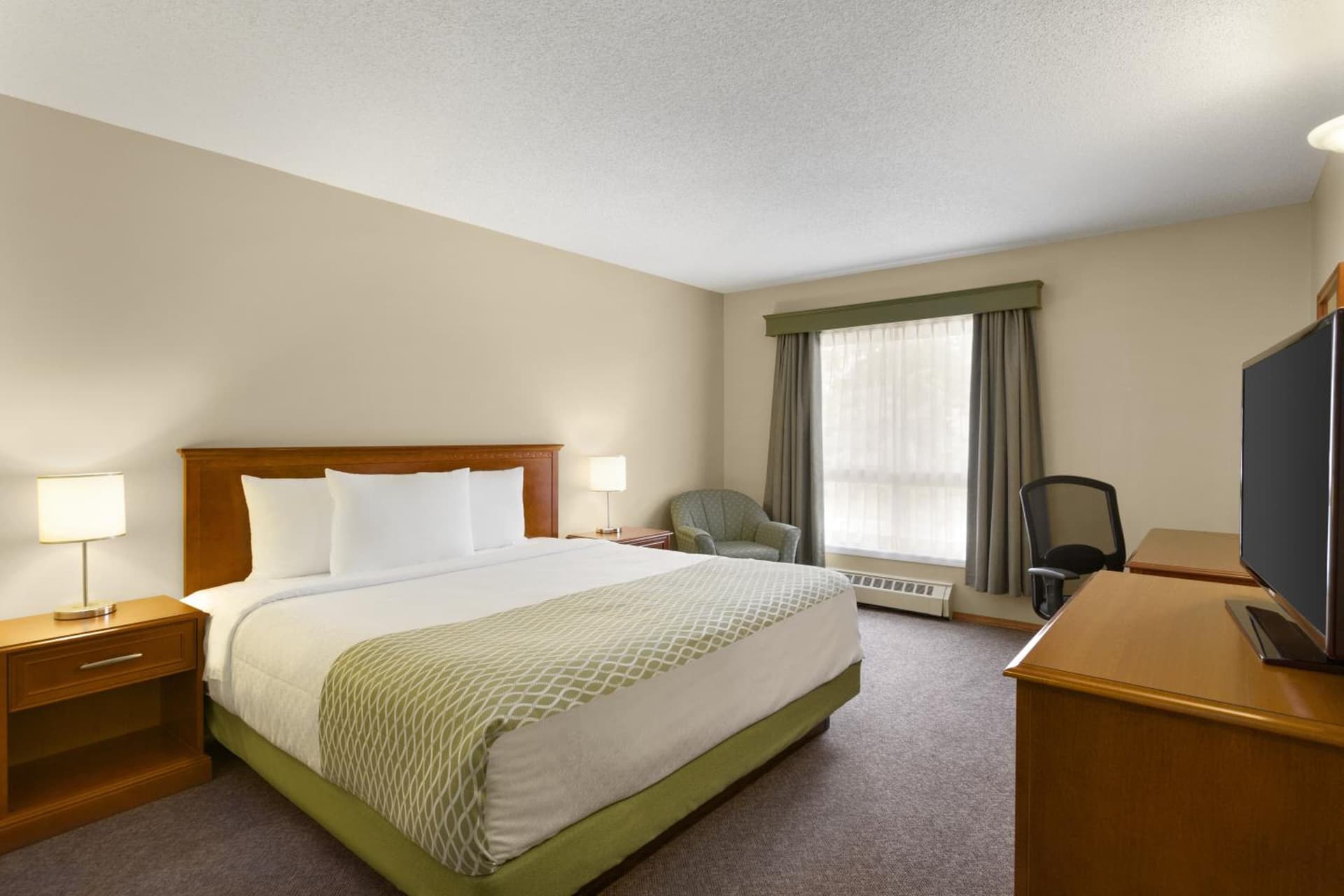 Colonial Square Inn & Suites