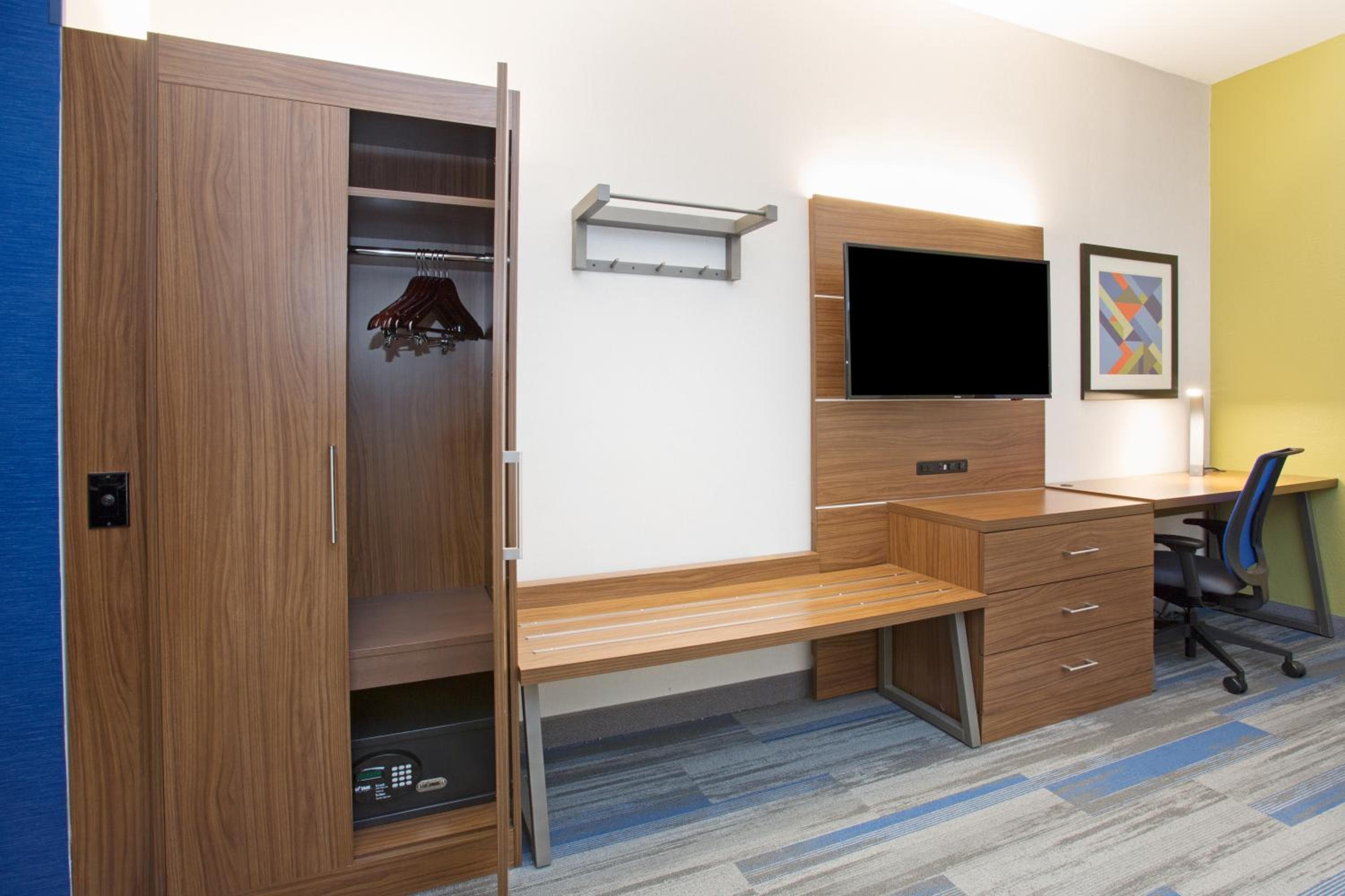 Holiday Inn Express Kansas City - at the Legends! by IHG