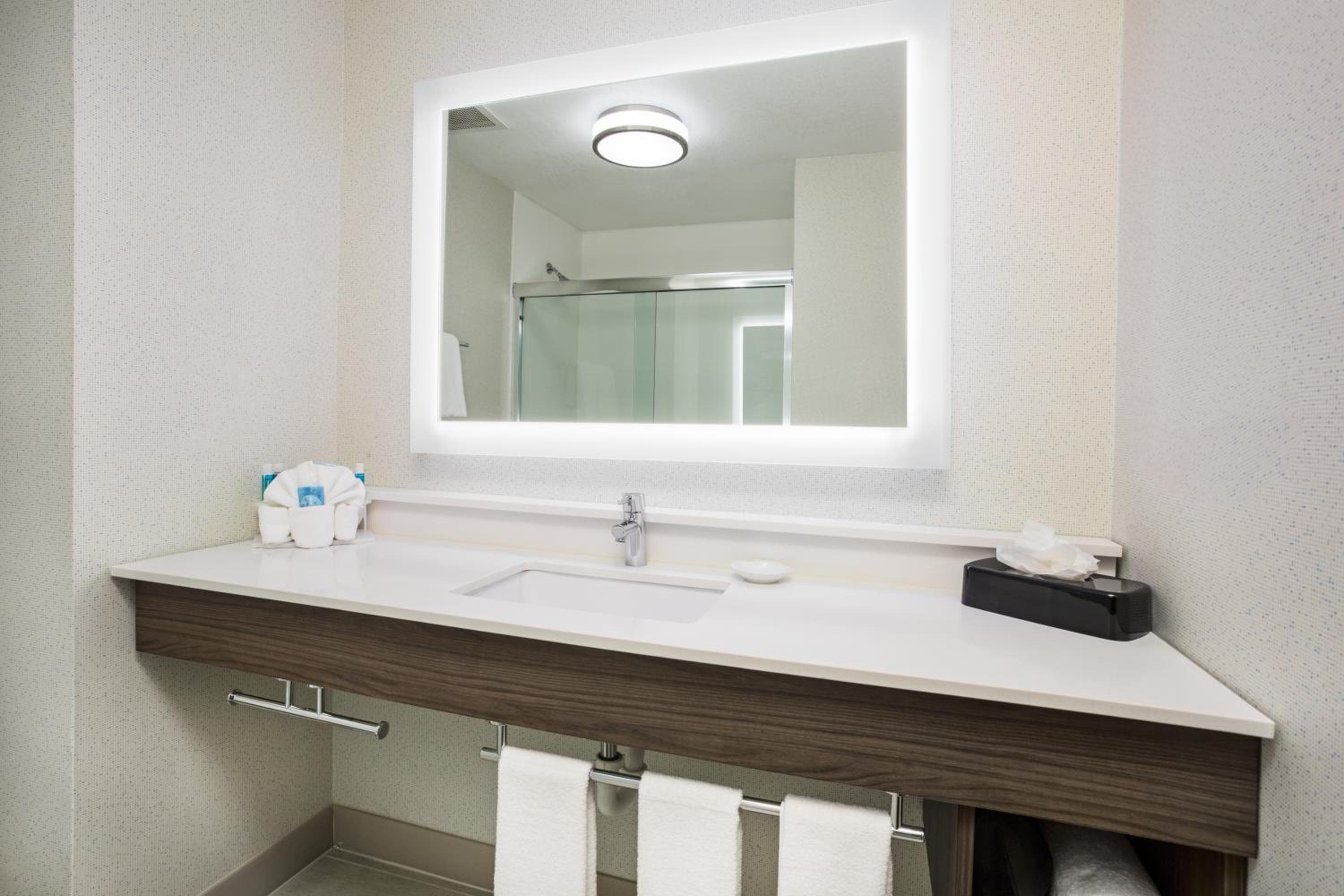 Holiday Inn Express Kansas City - at the Legends! by IHG