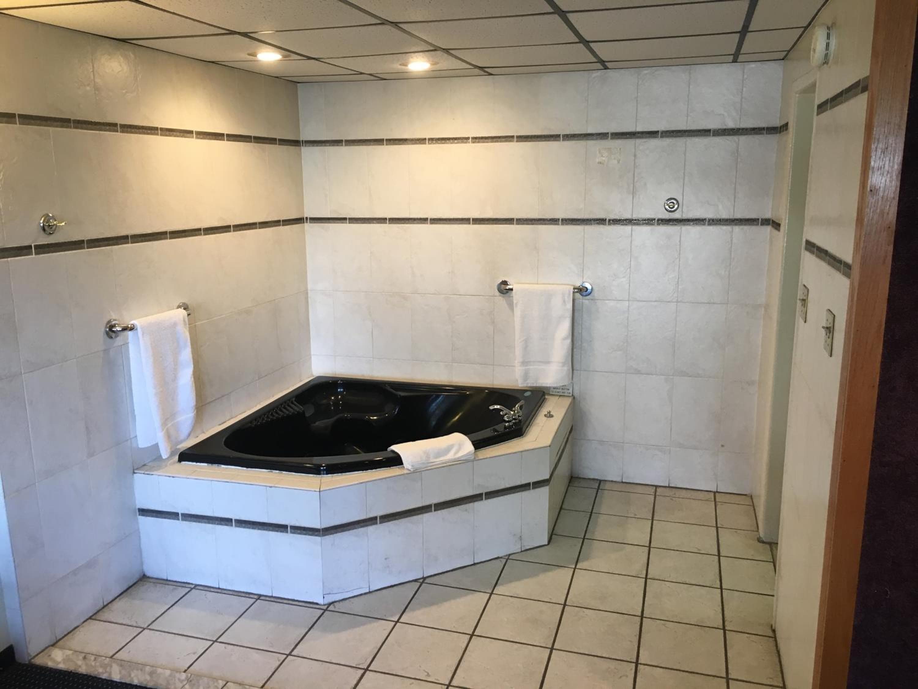 Midway Inn & Suites