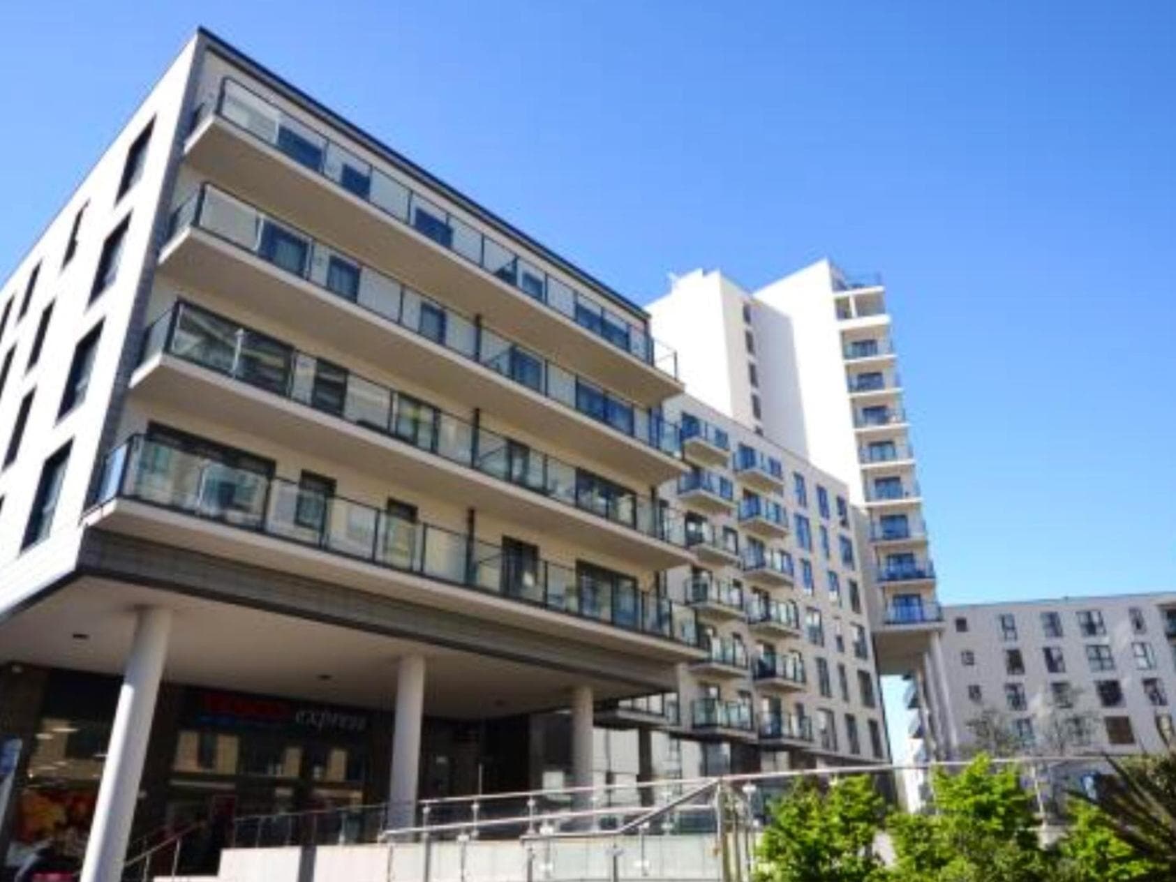 New Central Woking 1 and 2 Bedroom Apartments with Free Gym, close to Train Station