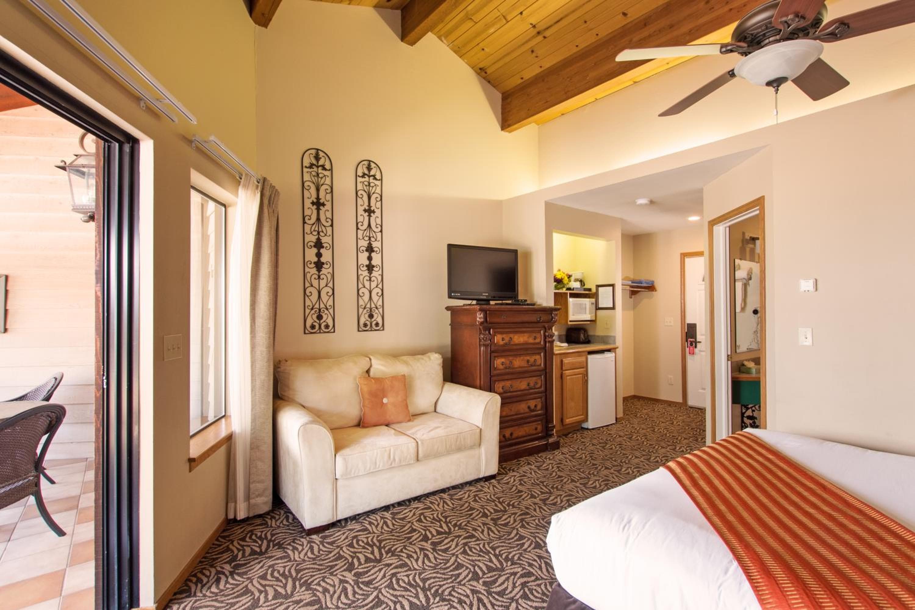 Mourelatos Lakeshore Resort