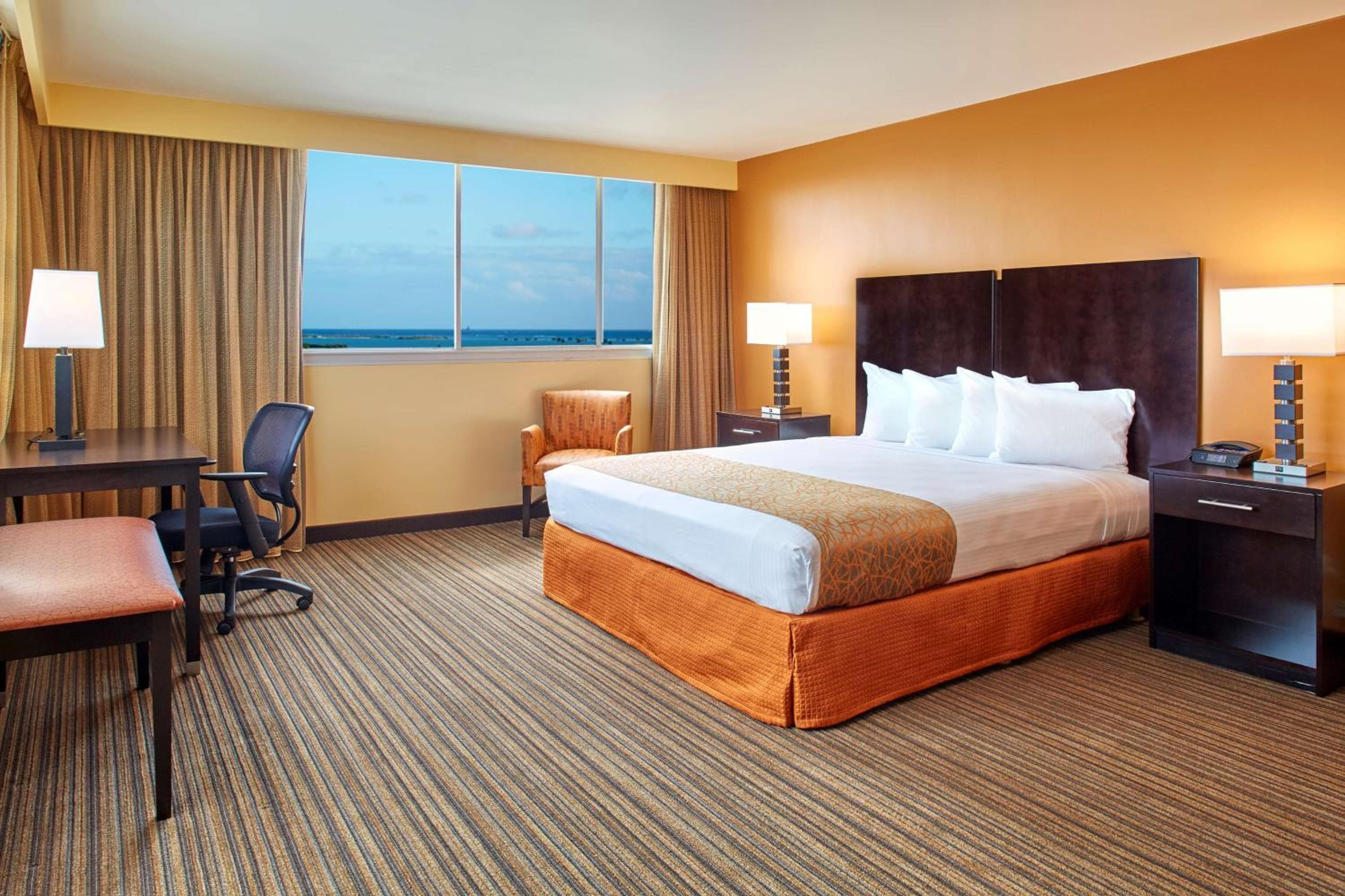 Best Western The Plaza Hotel Honolulu Airport - Free Breakfast