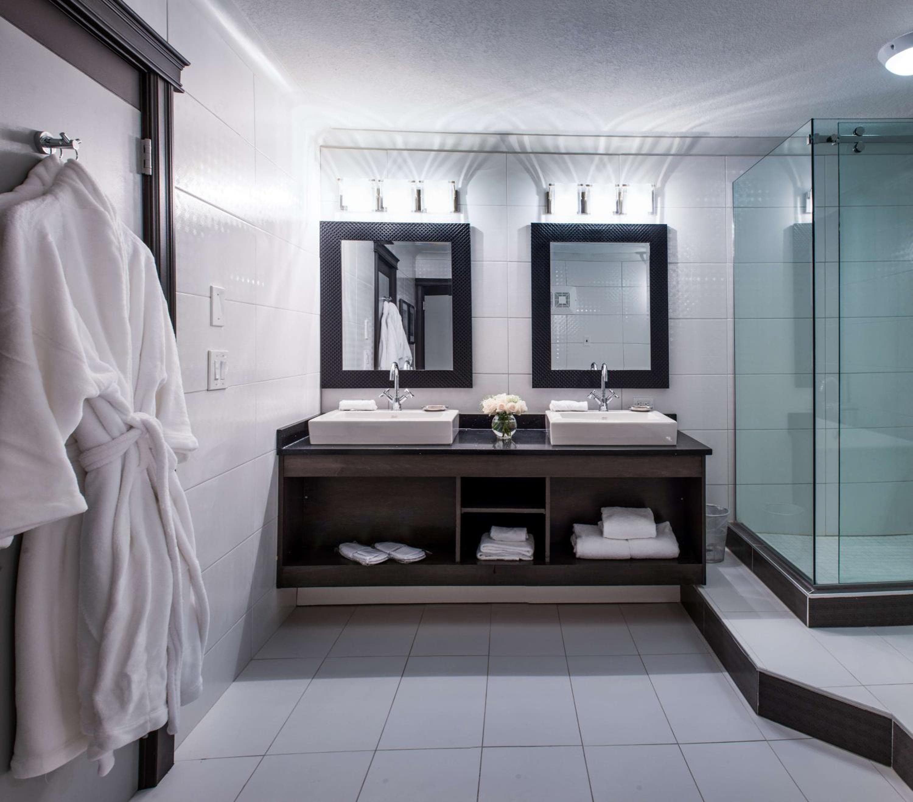 Coast Calgary University Area Hotel by APA