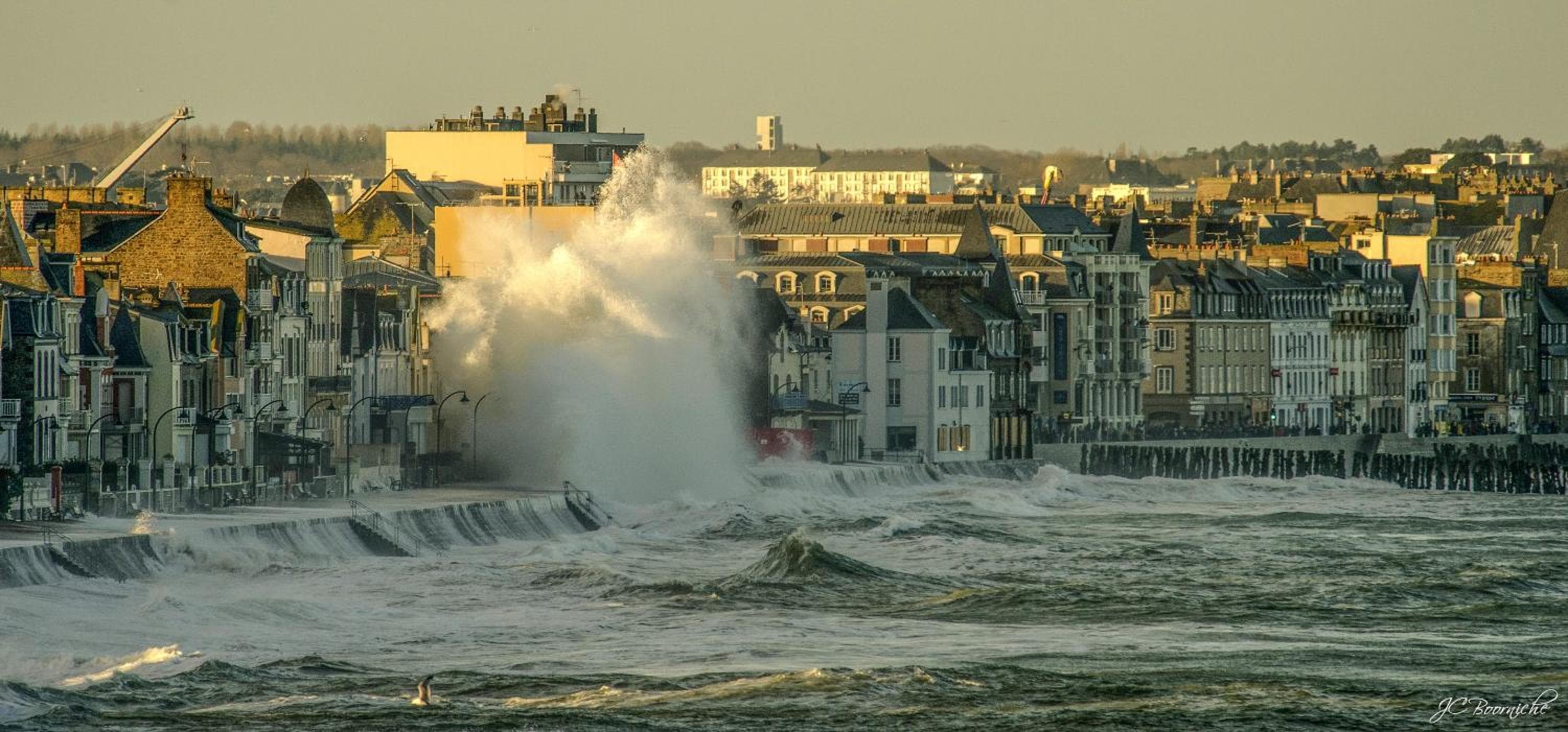 Les Ambassadeurs, Logis Hotel, sa crêperie et son rooftop - Saint Malo Plage