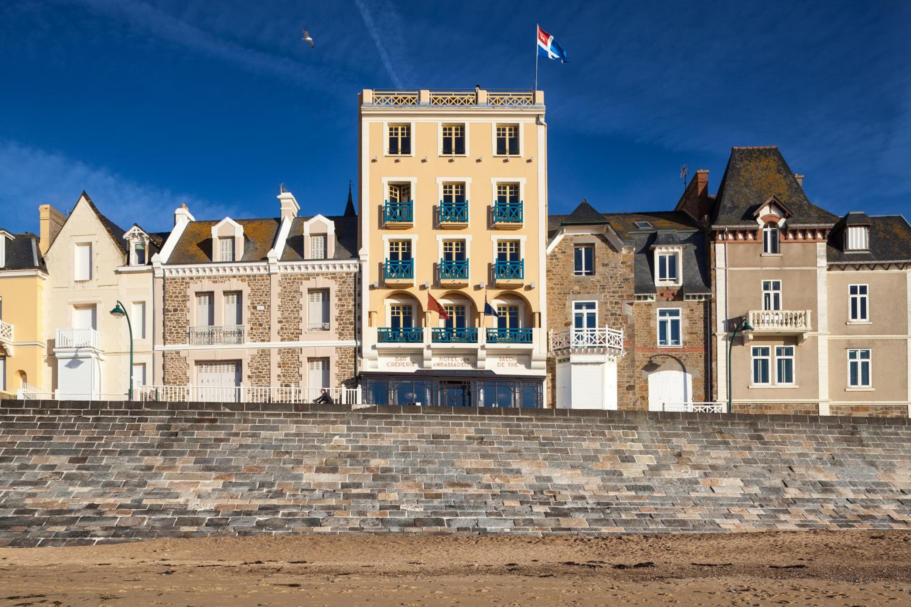 Les Ambassadeurs, Logis Hotel, sa crêperie et son rooftop - Saint Malo Plage