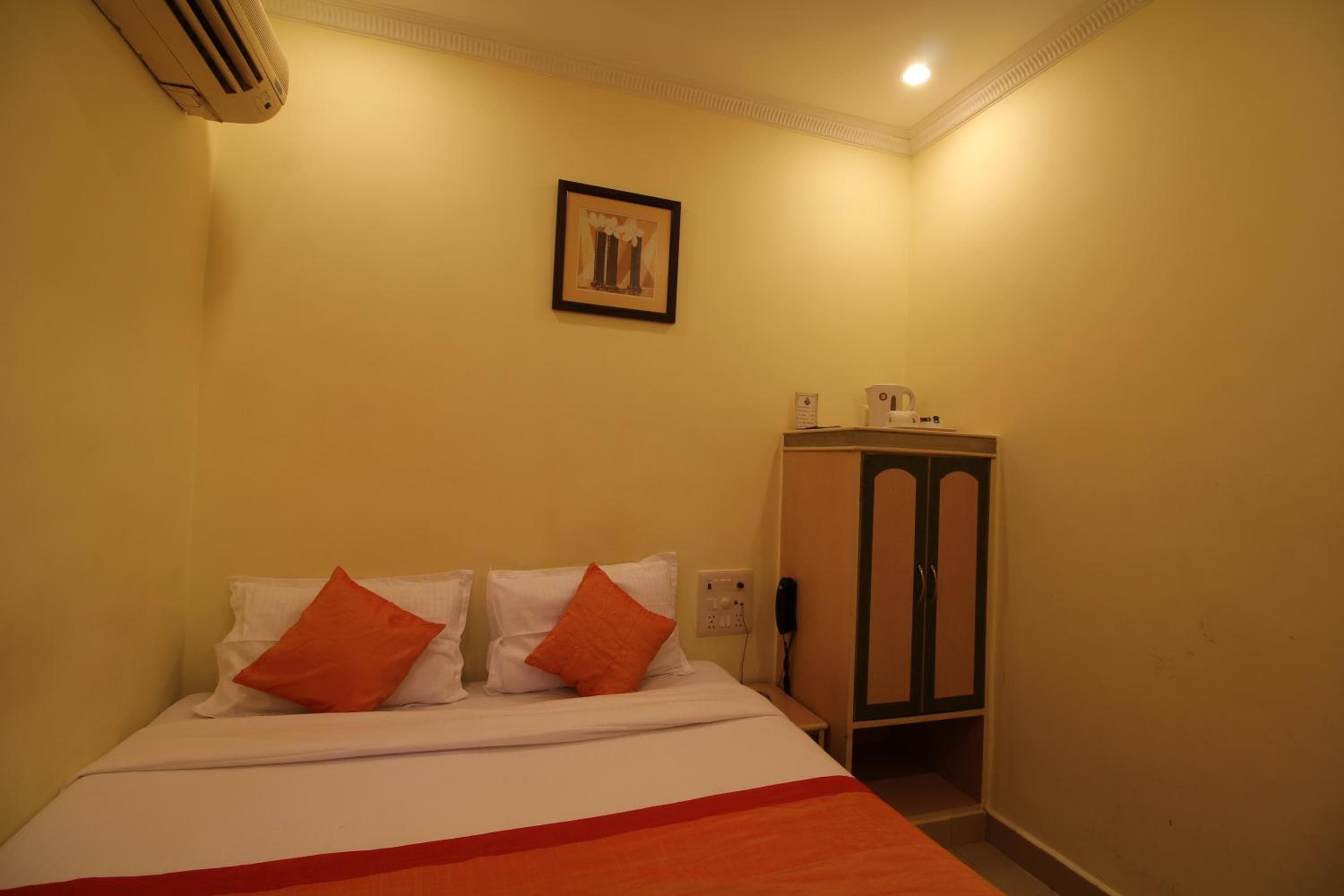 Hotel Mogul Palace - Near Masjid Bunder Mumbai