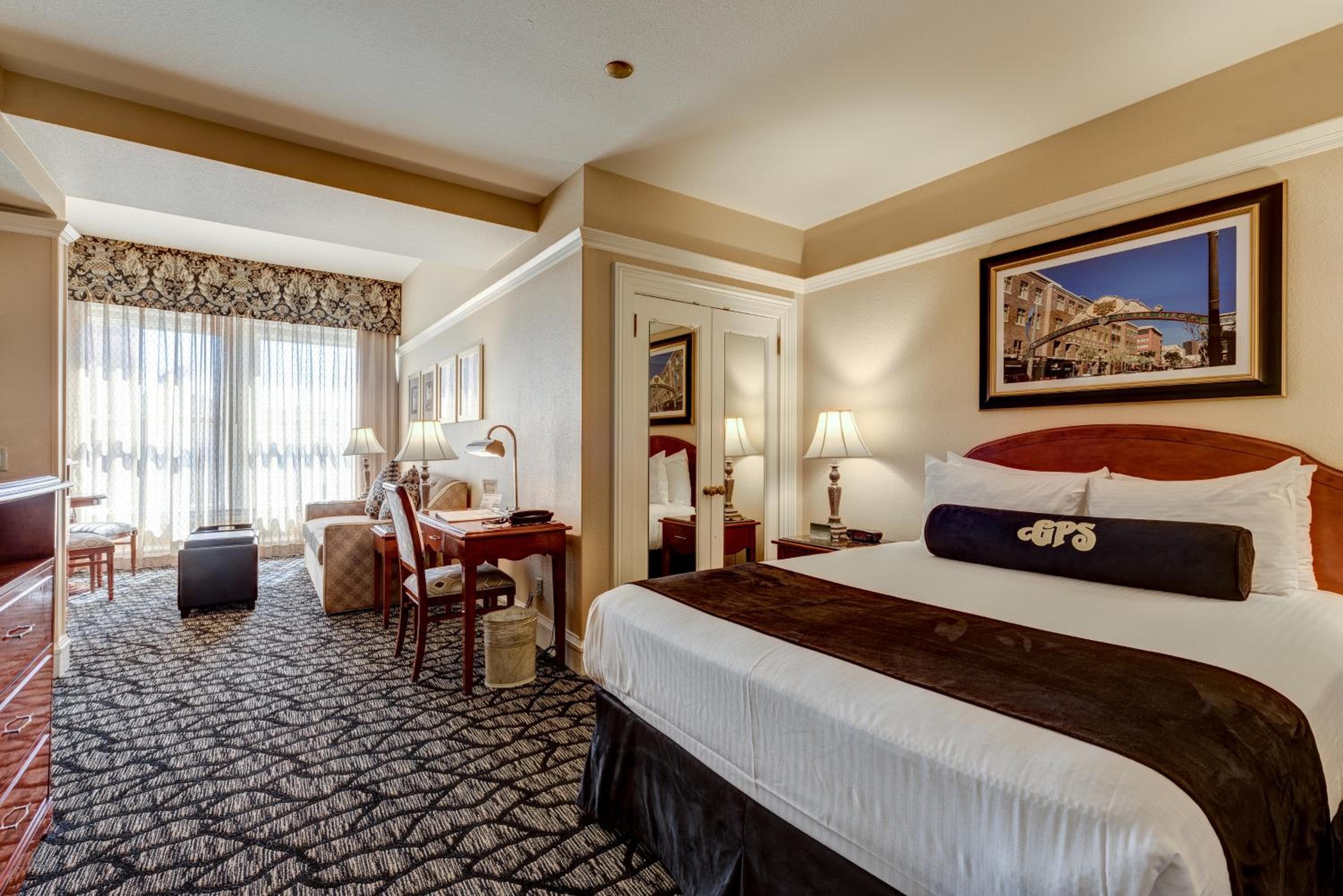 Gaslamp Plaza Suites