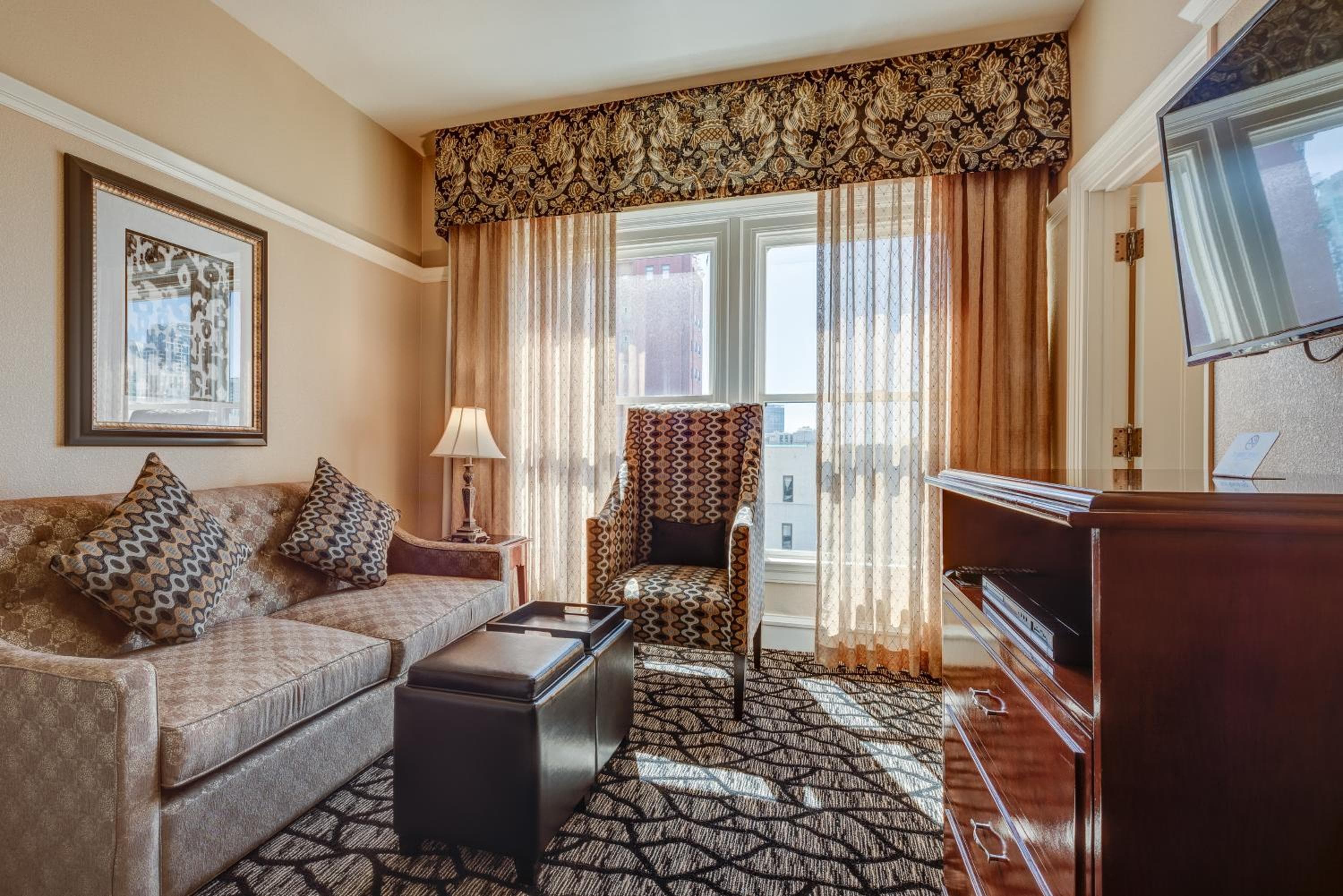 Gaslamp Plaza Suites