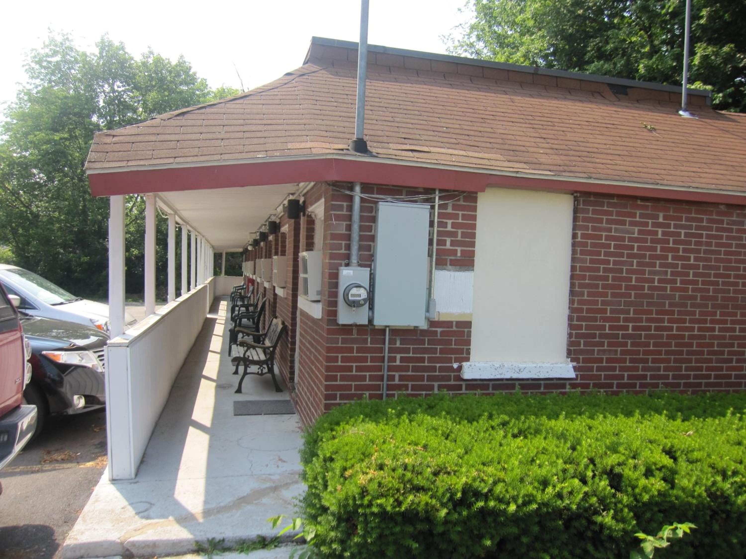 Pinecrest Motel