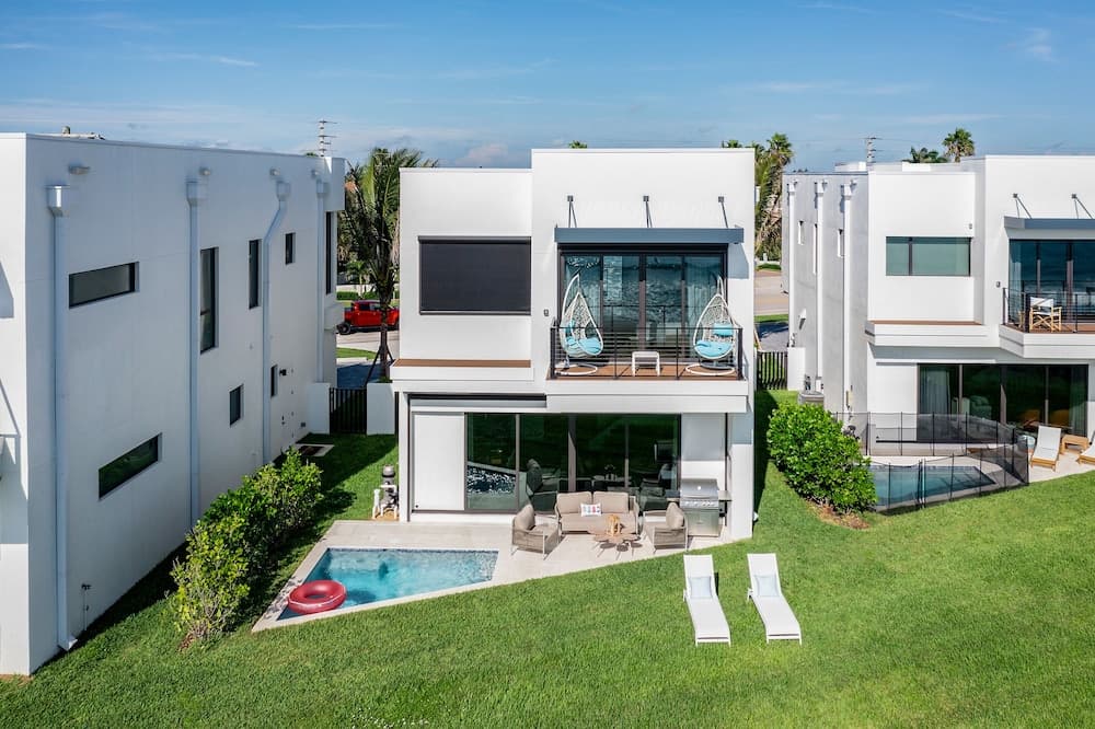 Harbor Island Beach Club by Villatel
