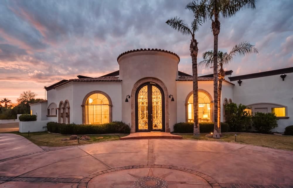 Sleeps 19, 7bdr Estate! Sports Court, Putting Green, Pool Farrier by Avantstay