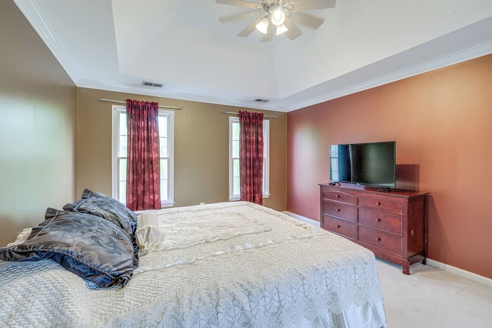 4 Mi to Dulles Airport: Spacious D.c. Area Home