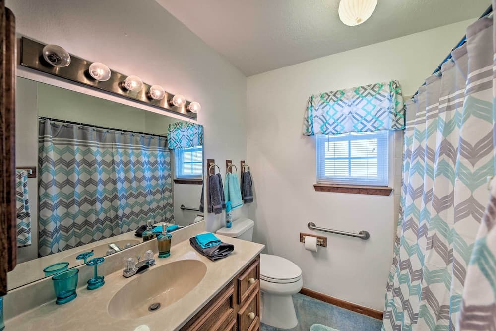 Lakefront Livingston Home w/ Dock, 1 Mi to Launch!
