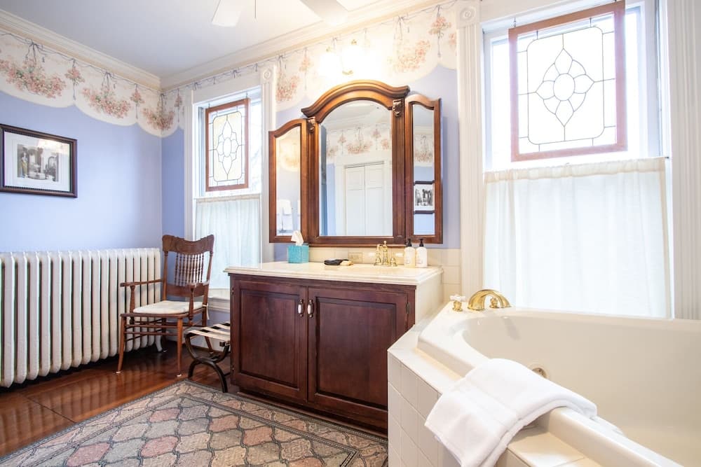 The Oaks Victorian Inn