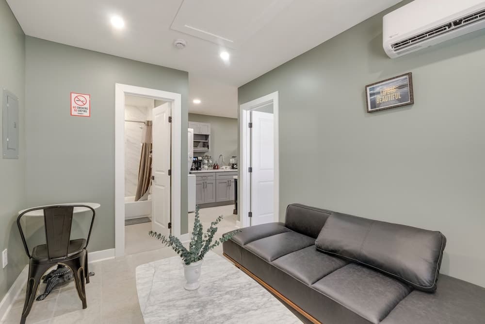 18 Mi to DC: Upscale Apartment in Fort Washington!