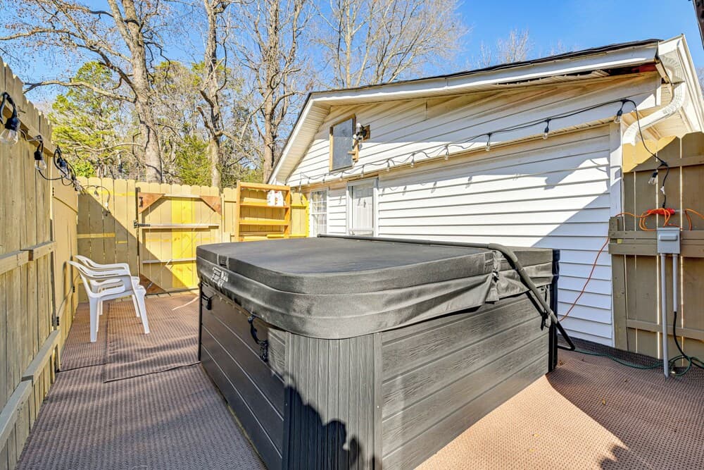 Hot Tub & Sauna: Kannapolis Bungalow