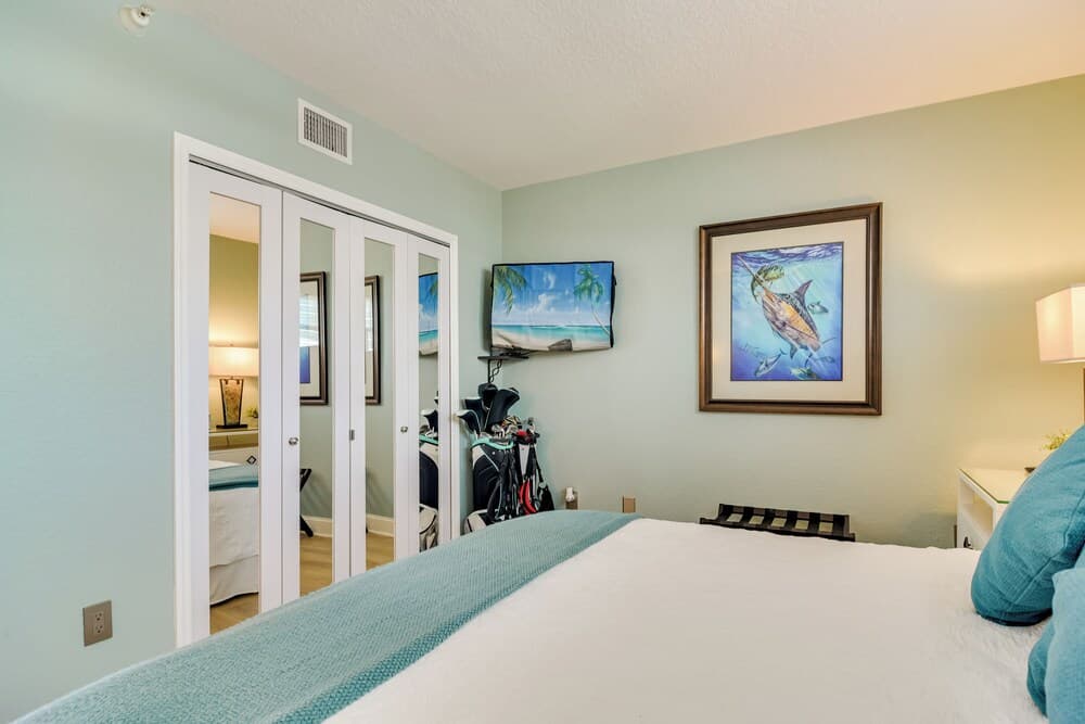 Walk to Clearwater Beach: Dockside Condo