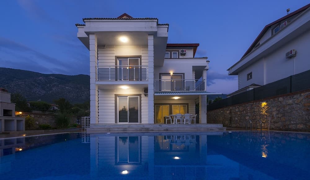 Four Seasons Villa 1