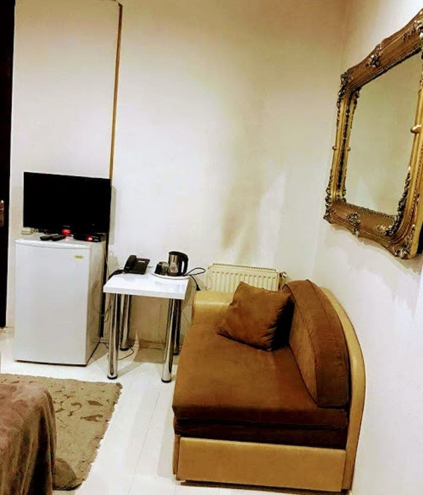 David L Hotel