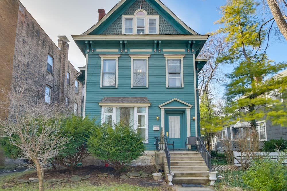 Cozy Oak Park Apartment: Walk to Parks & Dining!