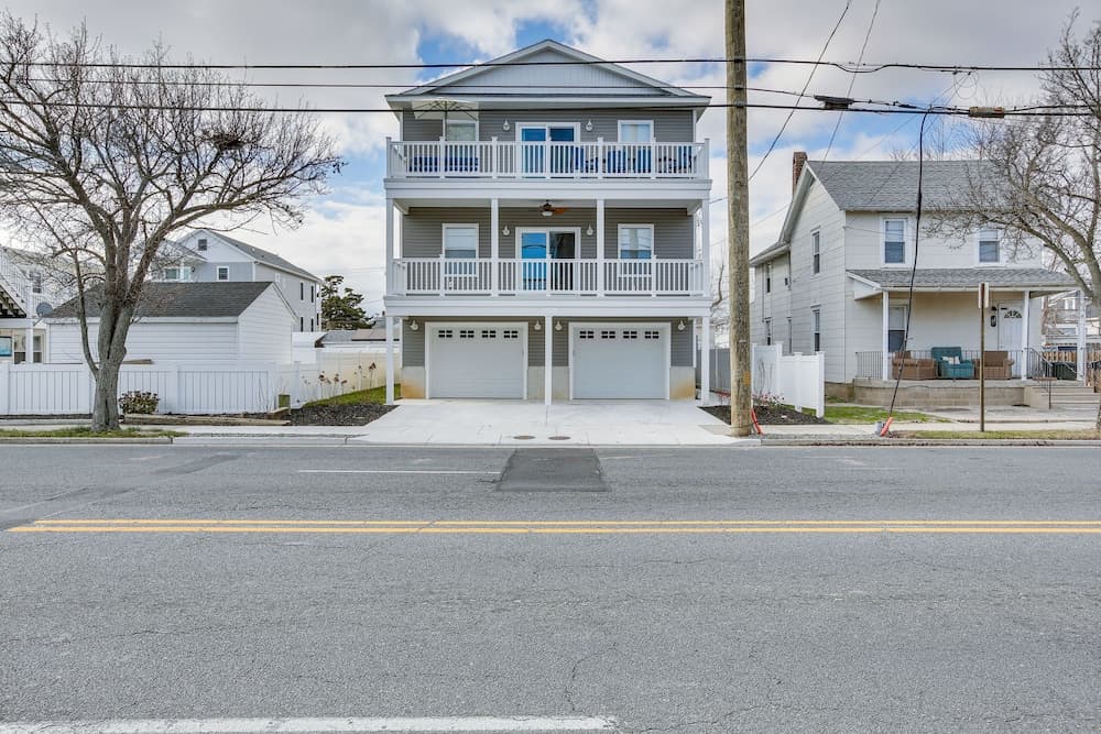 Spacious Wildwood Condo: Walk to Beach!