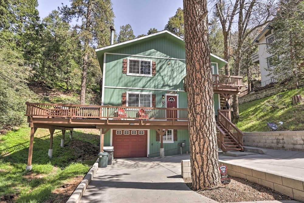 Remodeled Crestline Retreat: Walk to Lake Gregory!